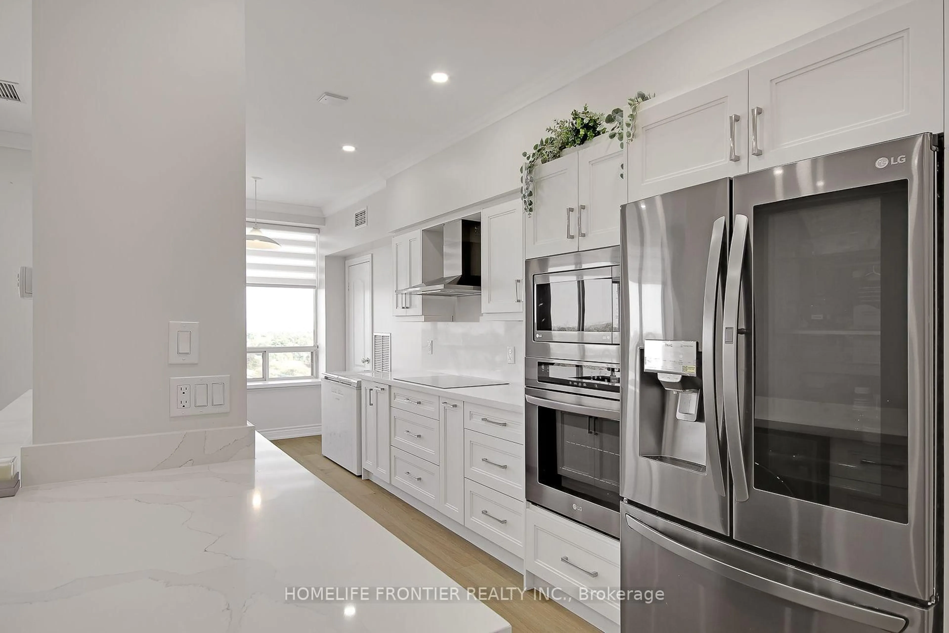 Contemporary kitchen, ceramic/tile floor for 88 Grandview Way #PH12, Toronto Ontario M2N 6V6