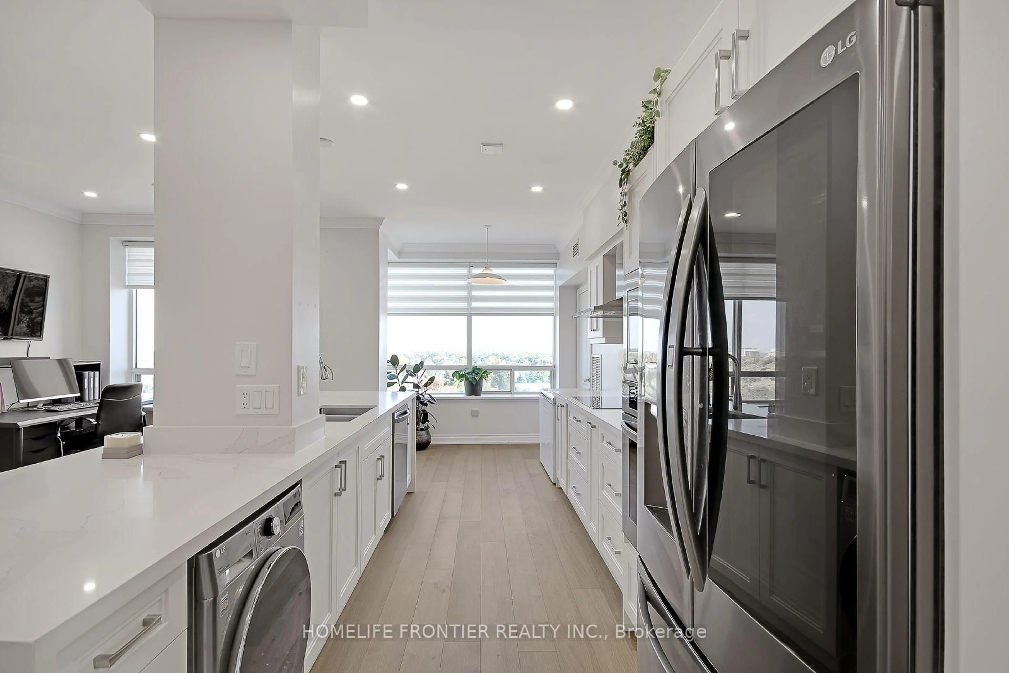 Contemporary kitchen, ceramic/tile floor for 88 Grandview Way #PH12, Toronto Ontario M2N 6V6
