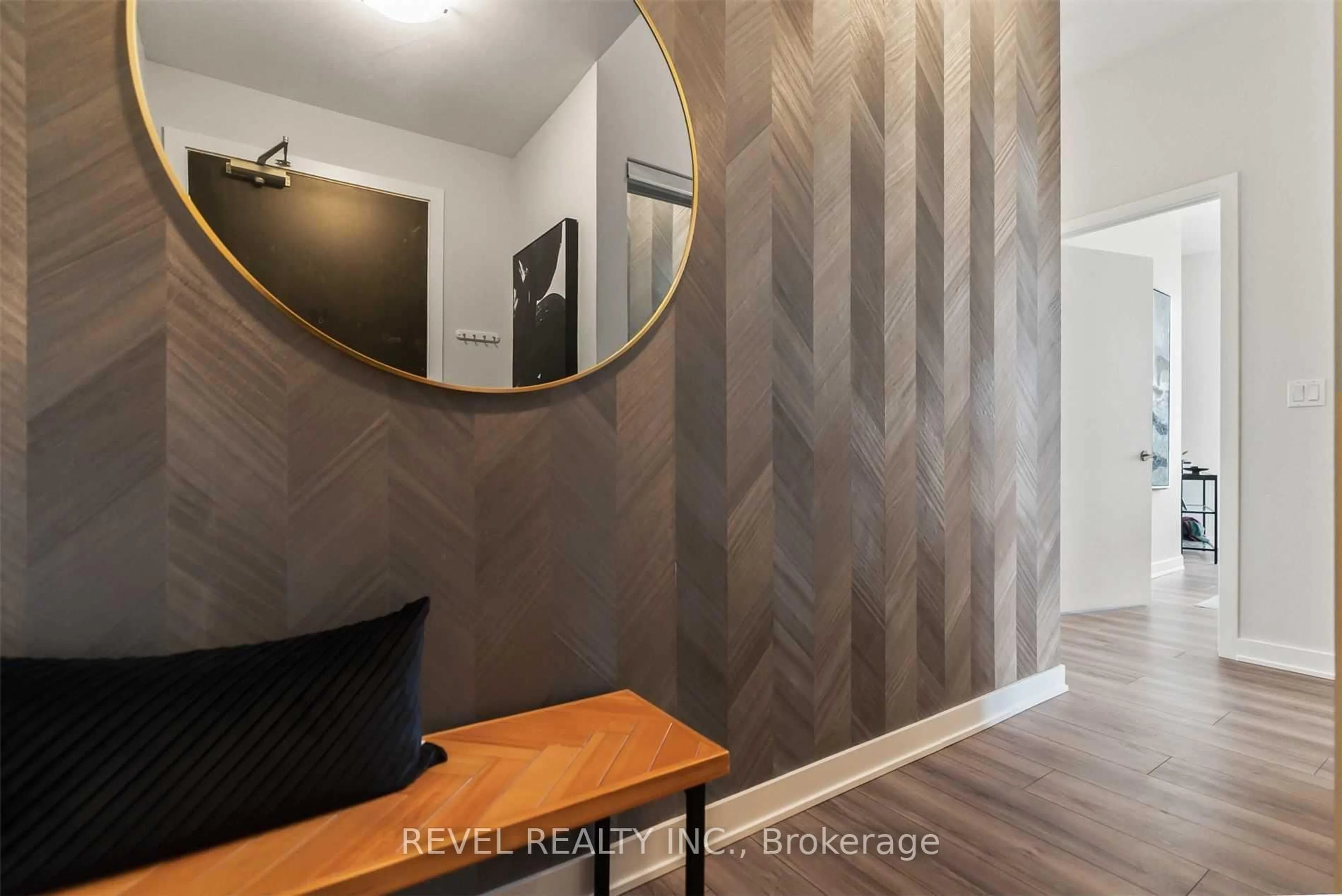 Indoor entryway for 50 Bruyeres Mews #215, Toronto Ontario M5V 0H8
