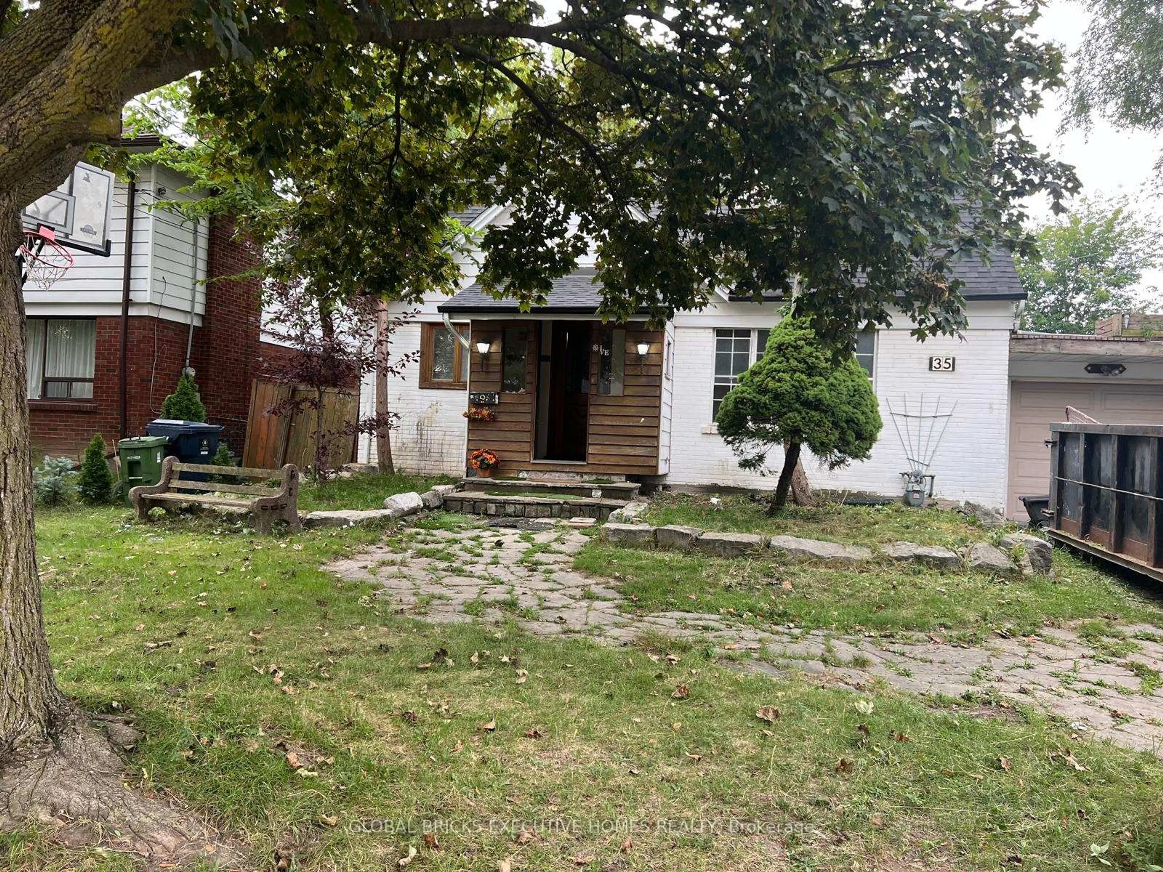 A pic from outside/outdoor area/front of a property/back of a property/a pic from drone, street for 35 Luverne Ave, Toronto Ontario M3H 1R7