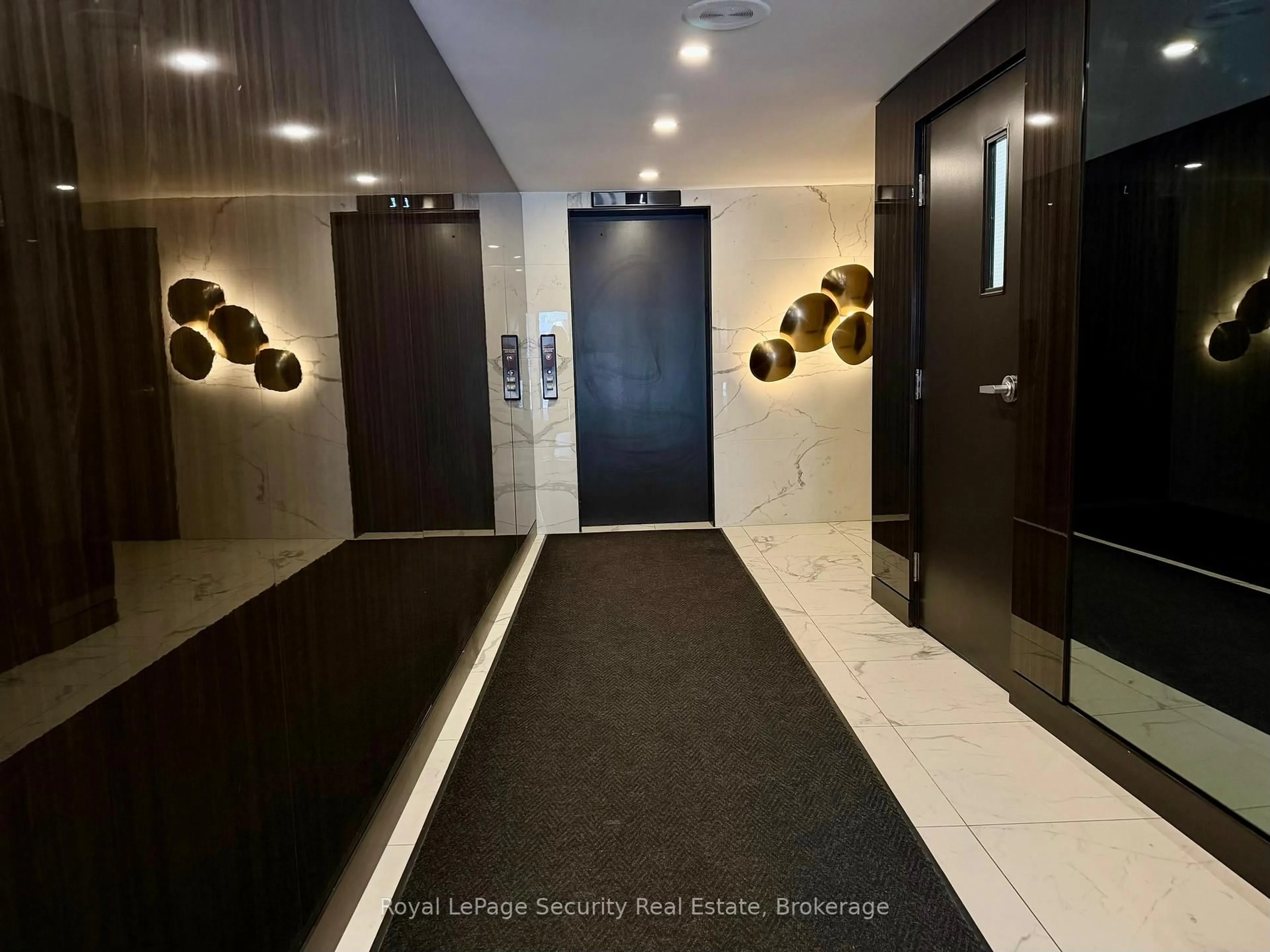 Indoor foyer for 20 Glebe Rd #10, Toronto Ontario M5P 1C9