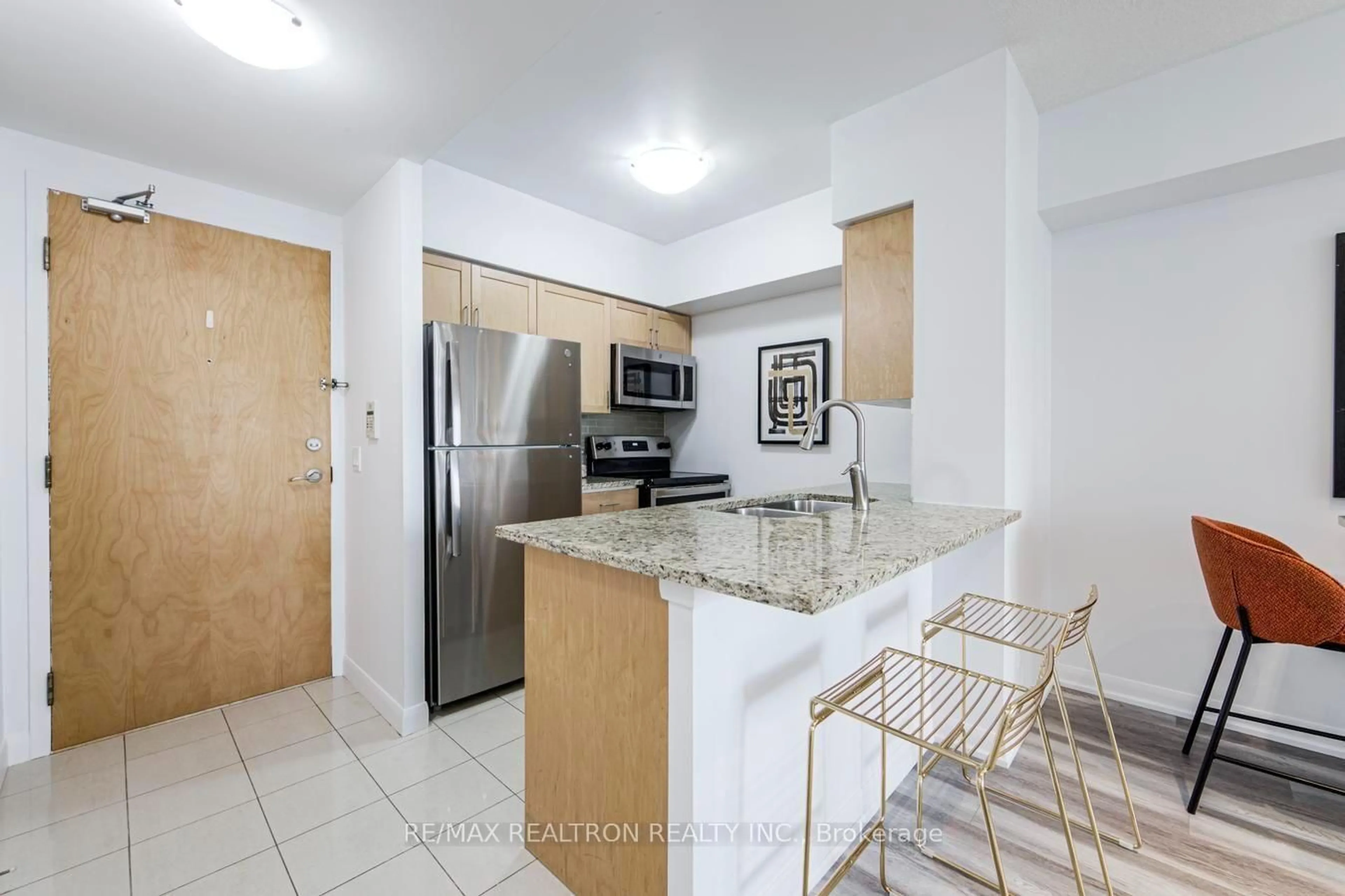 Standard kitchen, ceramic/tile floor for 4968 Yonge St #1505, Toronto Ontario M2N 5N7