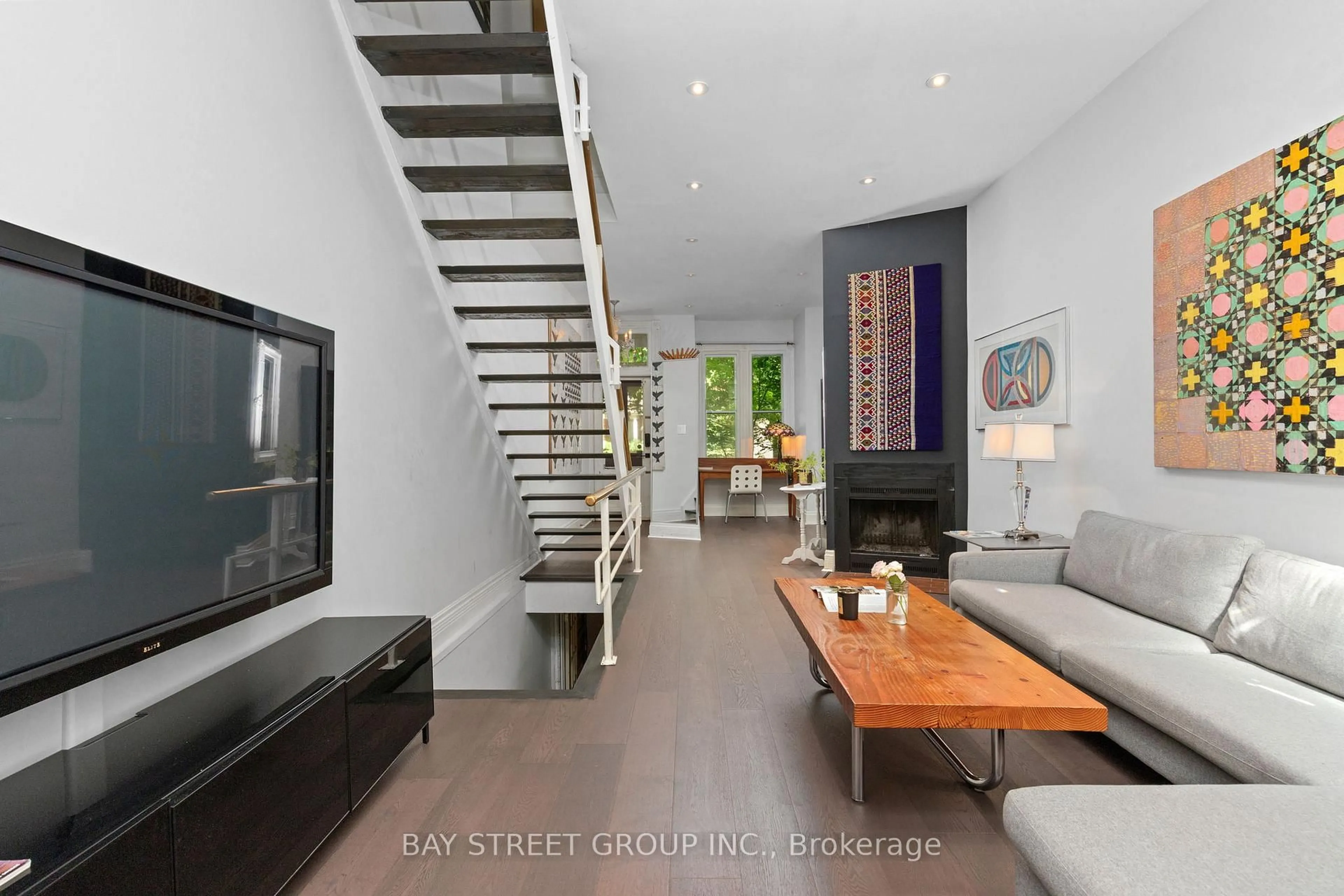 Unknown for 236 Seaton St, Toronto Ontario M5A 2T4