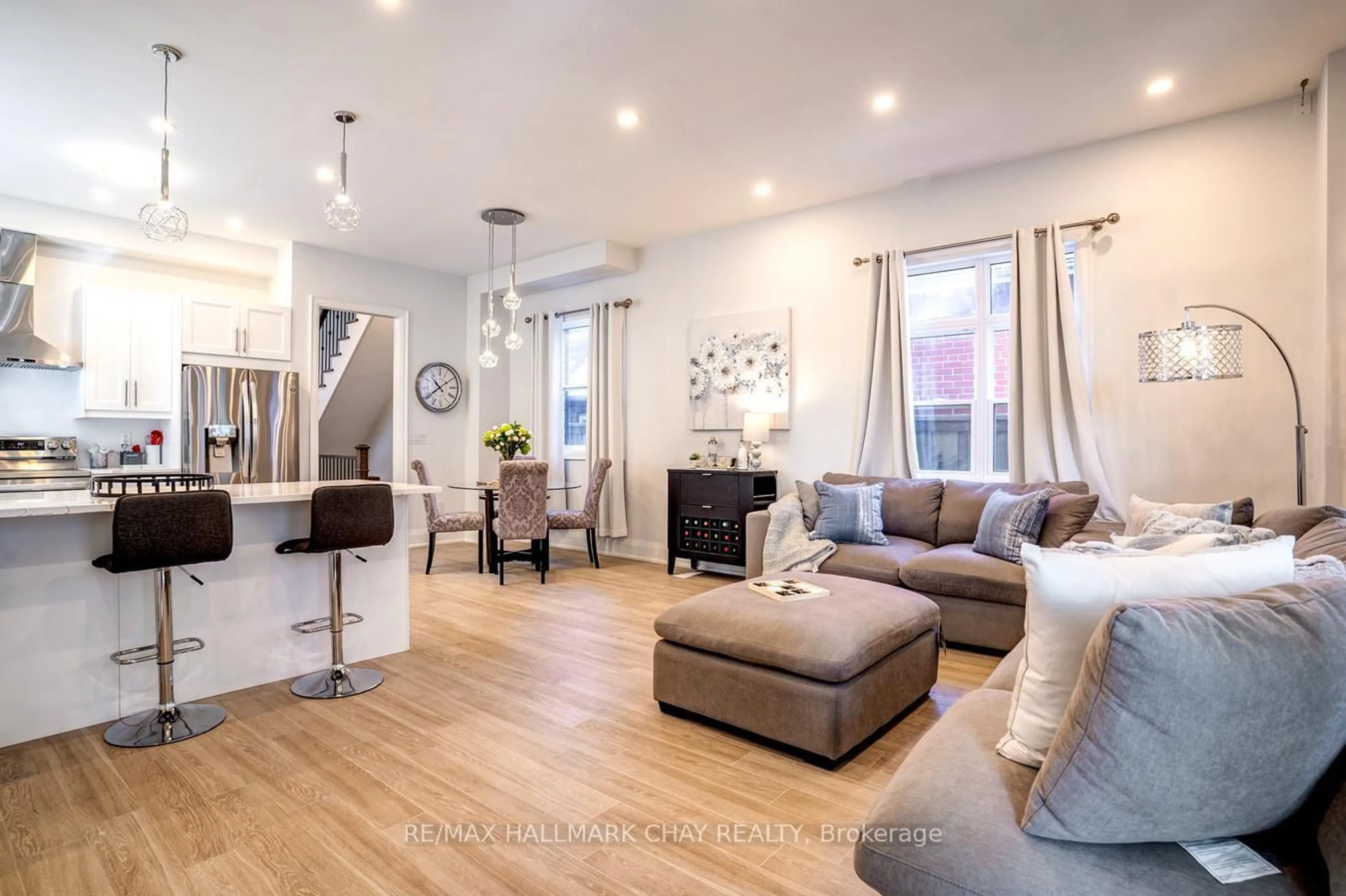 Living room with furniture, unknown for 611 Northcliffe Blvd, Toronto Ontario M6E 3L8