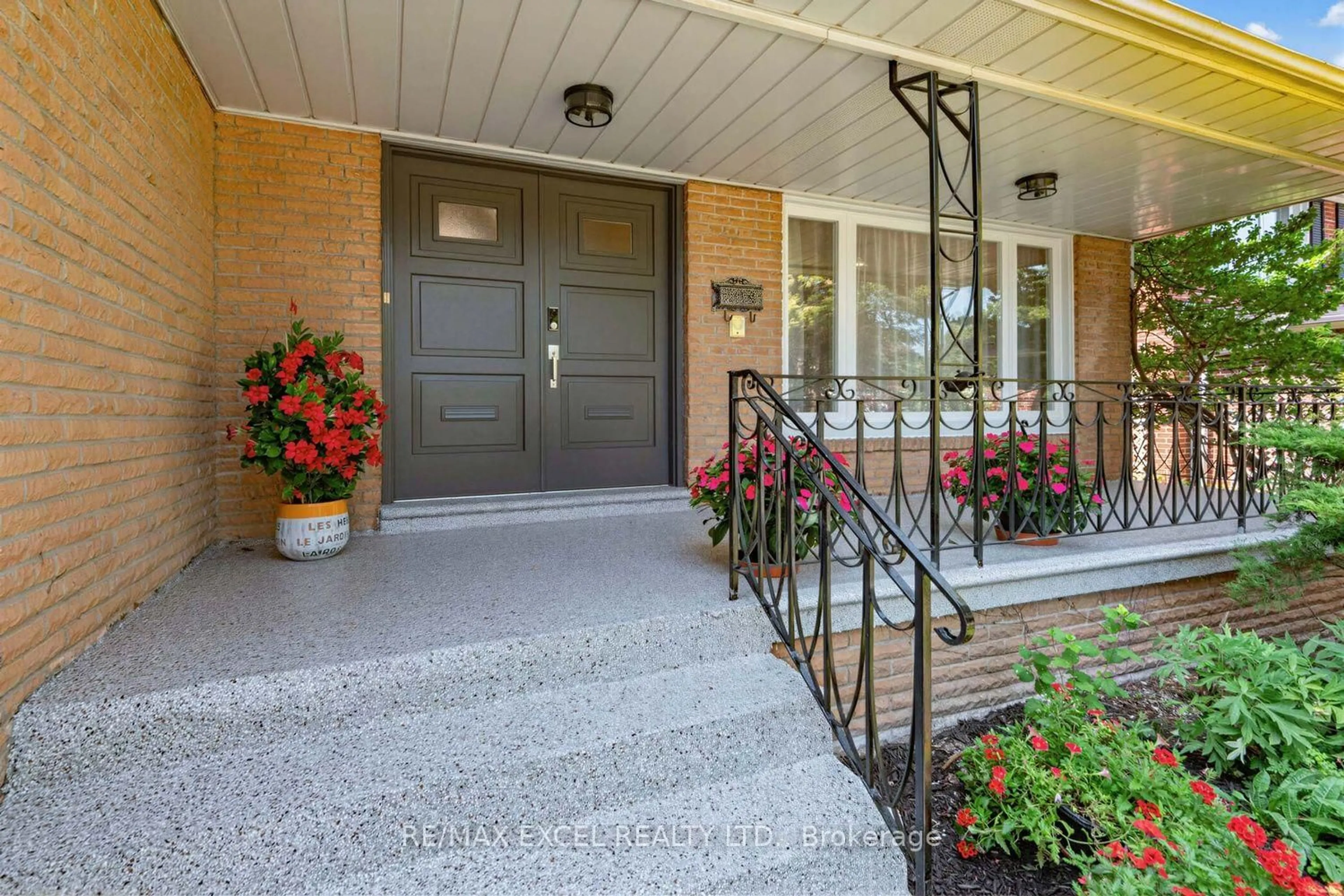 Indoor entryway for 28 Robinter Dr, Toronto Ontario M2M 3R2