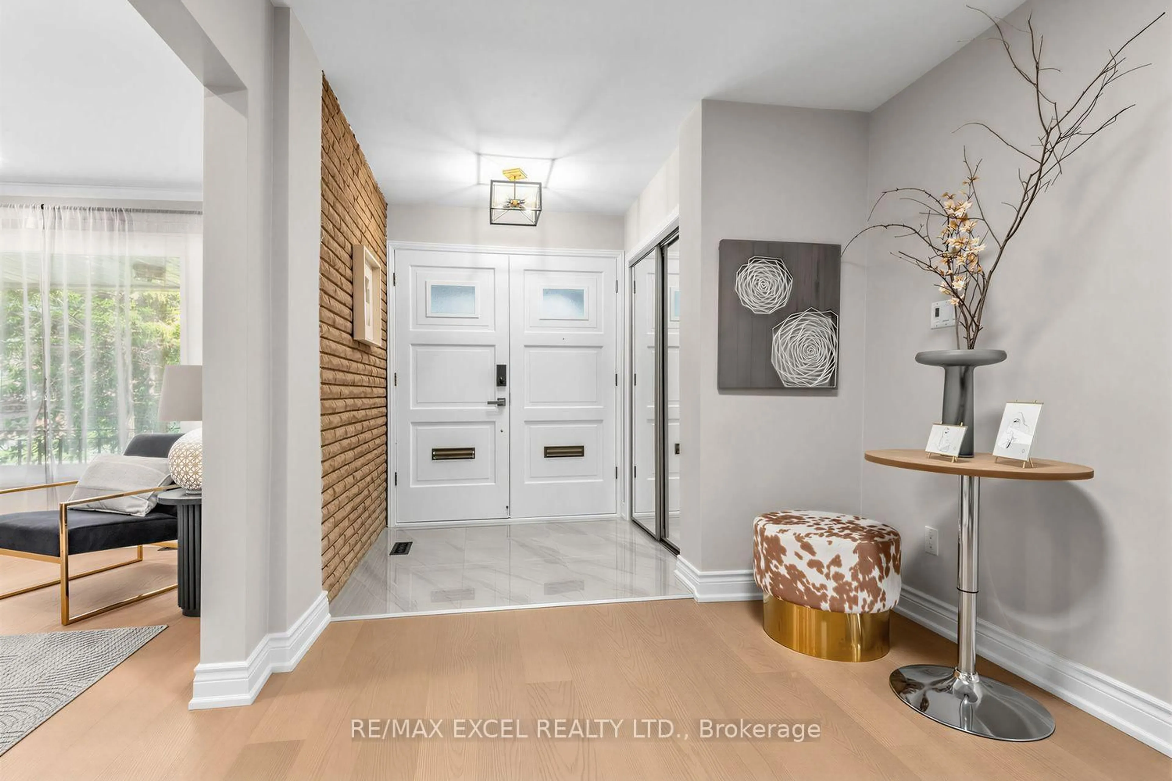 Indoor entryway for 28 Robinter Dr, Toronto Ontario M2M 3R2