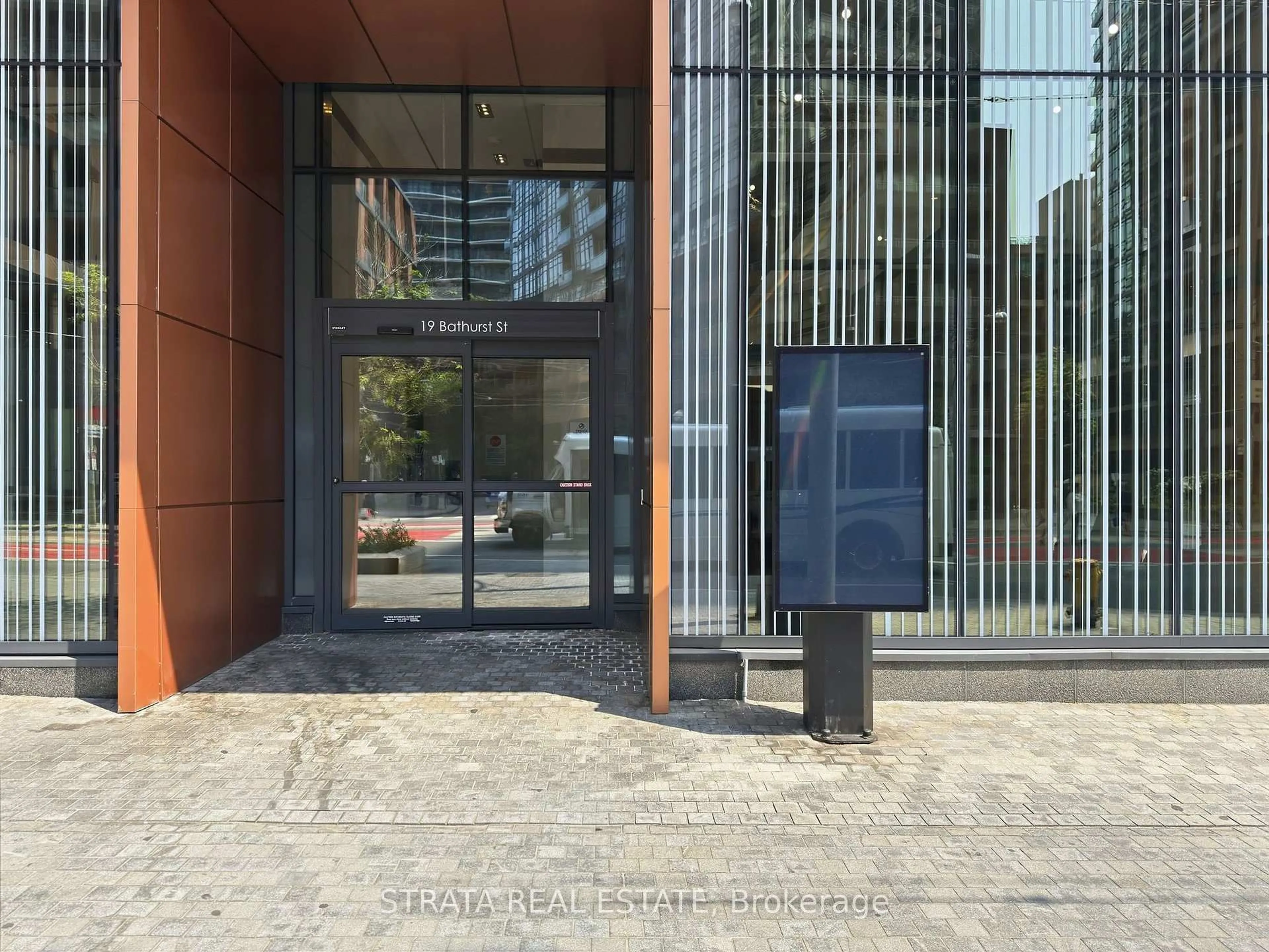 Indoor foyer for 19 Bathurst St #4111, Toronto Ontario M5V 0N2