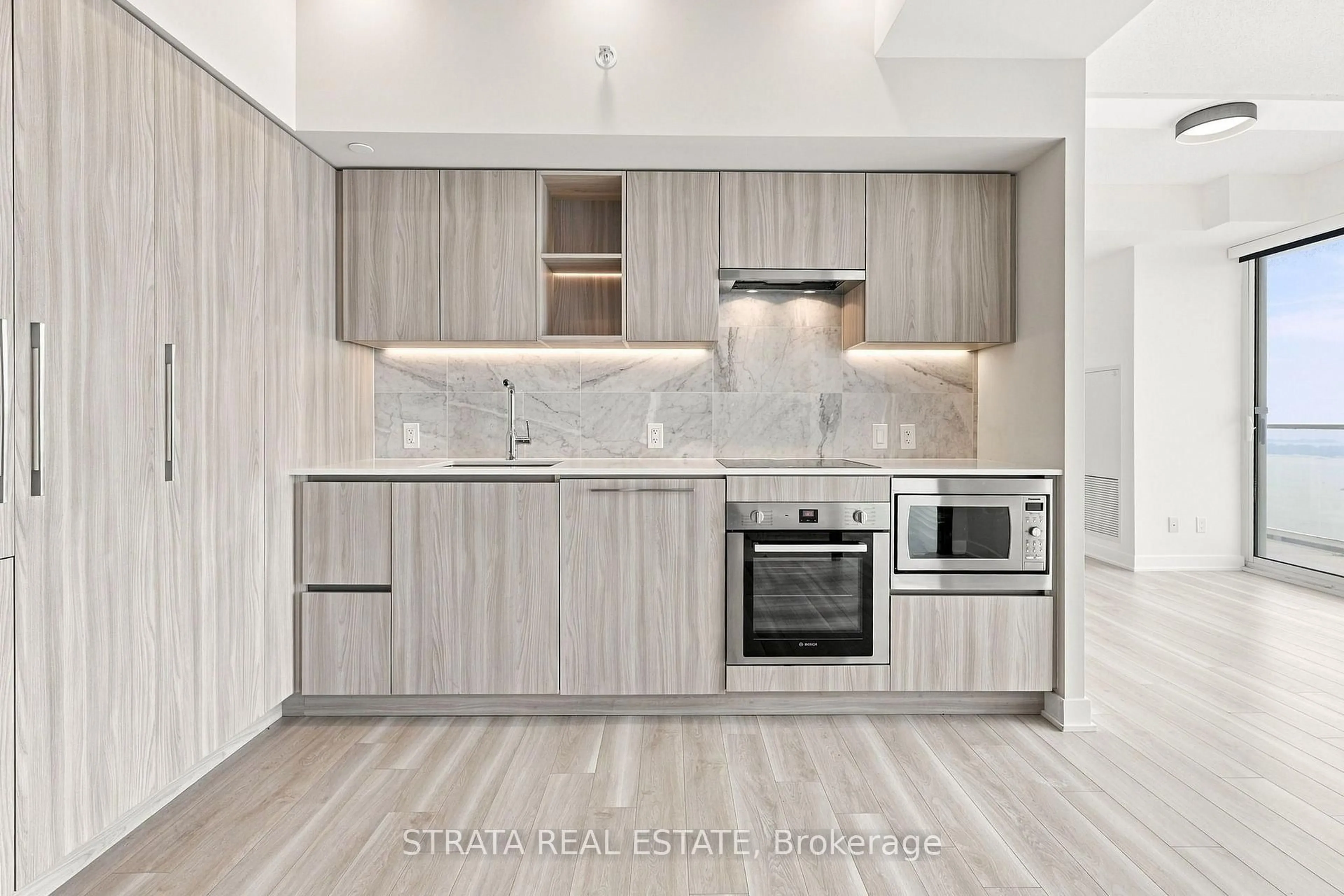 Standard kitchen, wood/laminate floor for 19 Bathurst St #4111, Toronto Ontario M5V 0N2