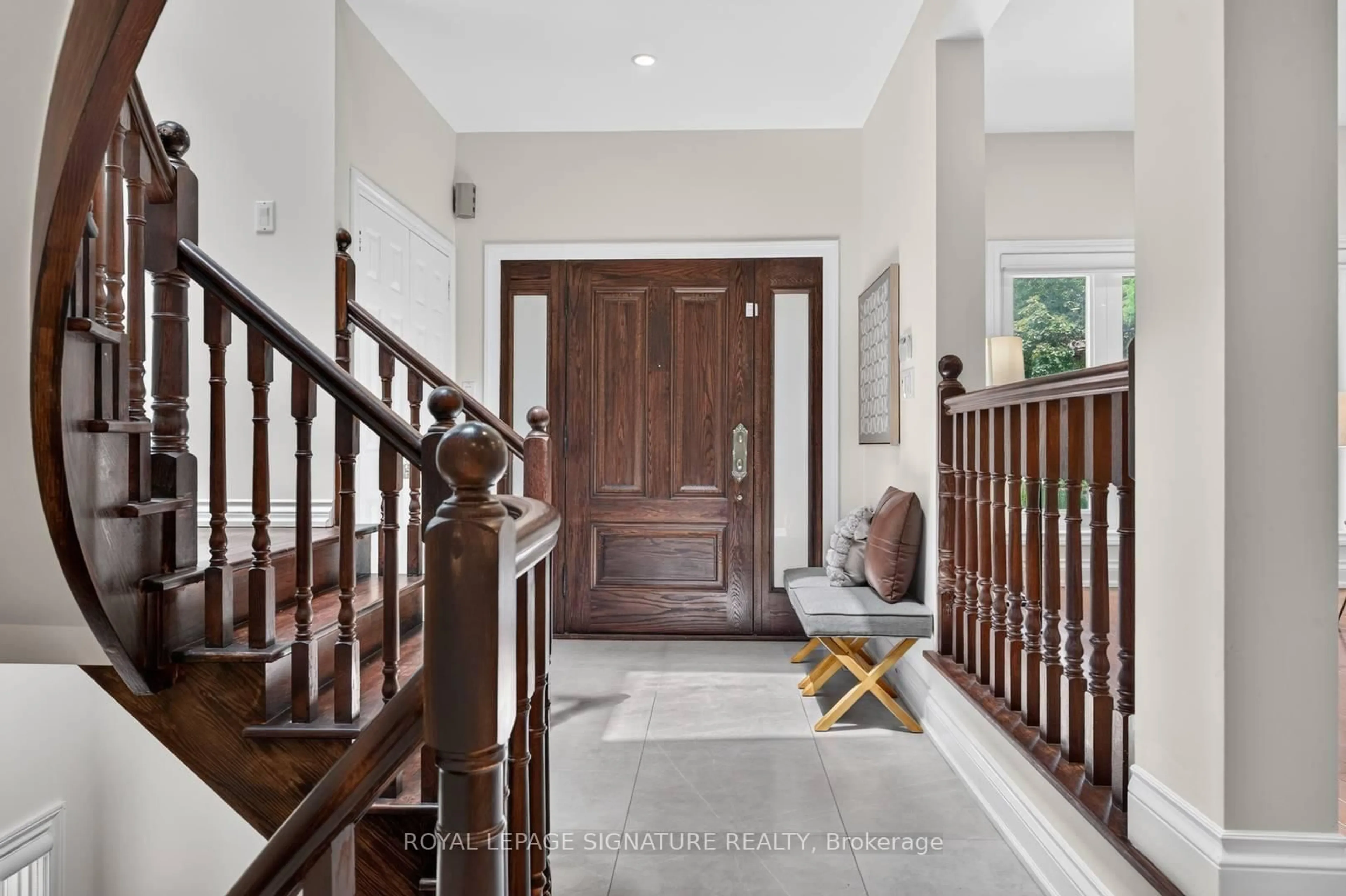 Indoor foyer for 253 Byng Ave, Toronto Ontario M2N 4L4