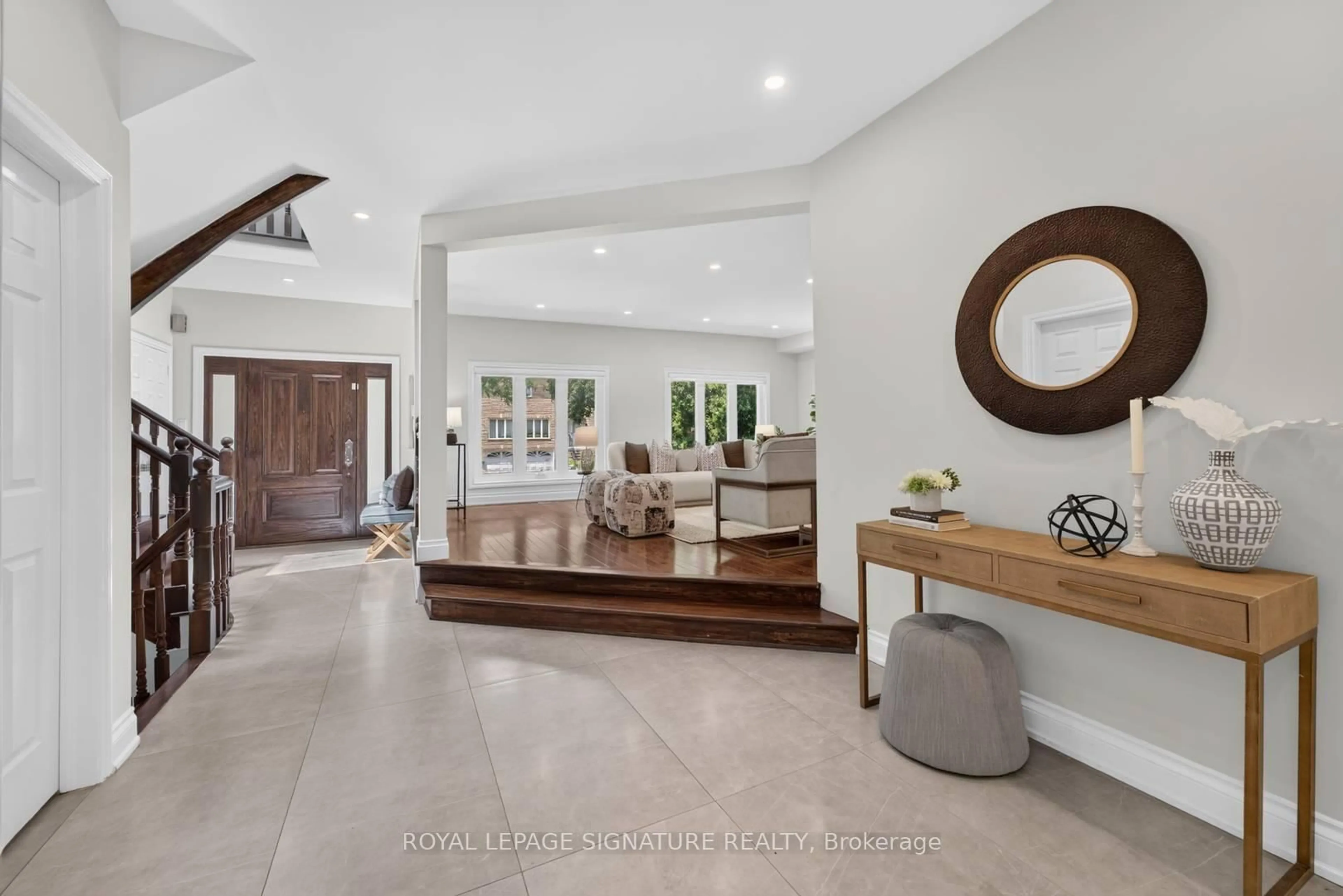Indoor foyer for 253 Byng Ave, Toronto Ontario M2N 4L4