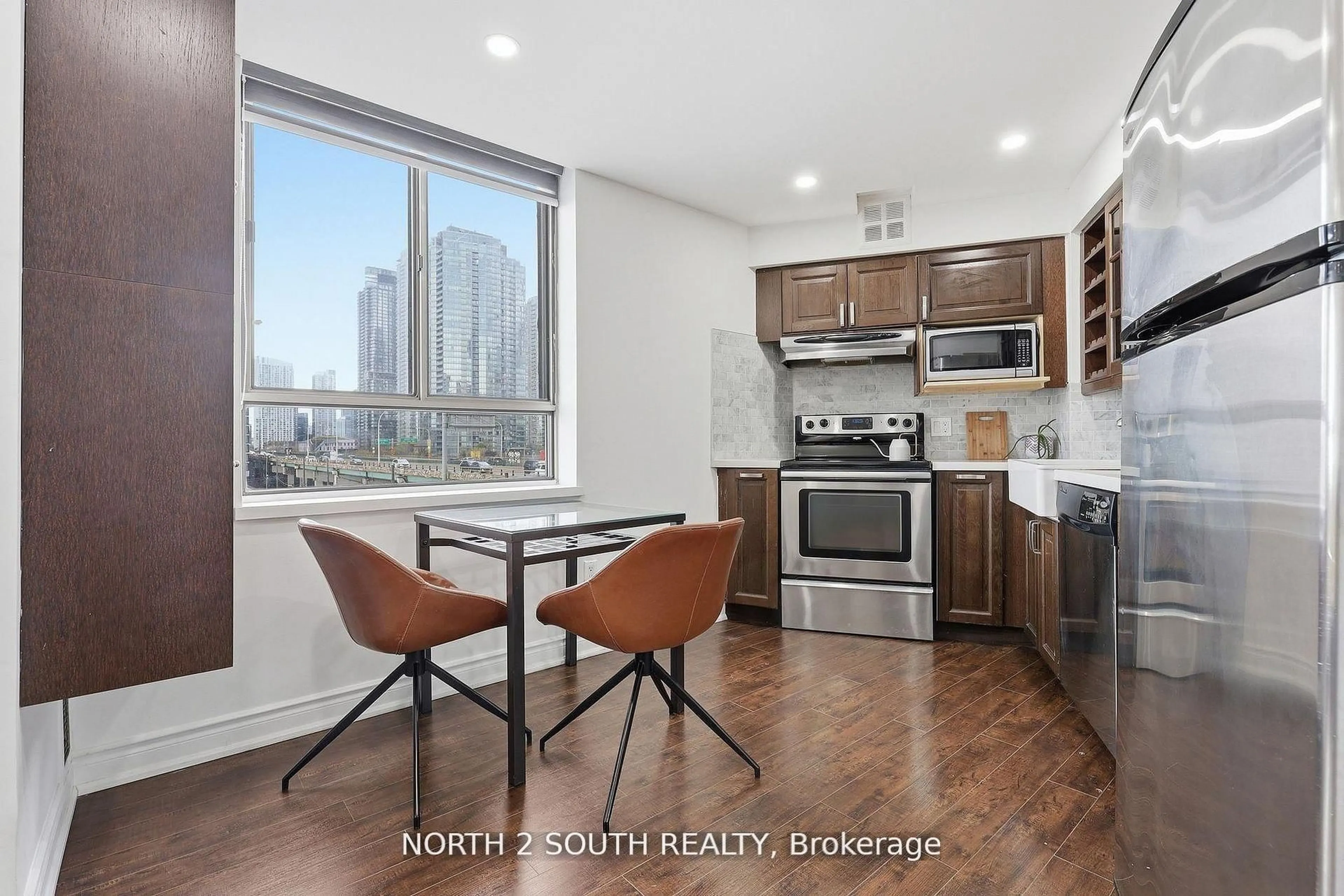 Open concept kitchen, wood/laminate floor for 270 Queens Quay #505, Toronto Ontario M5J 2N4