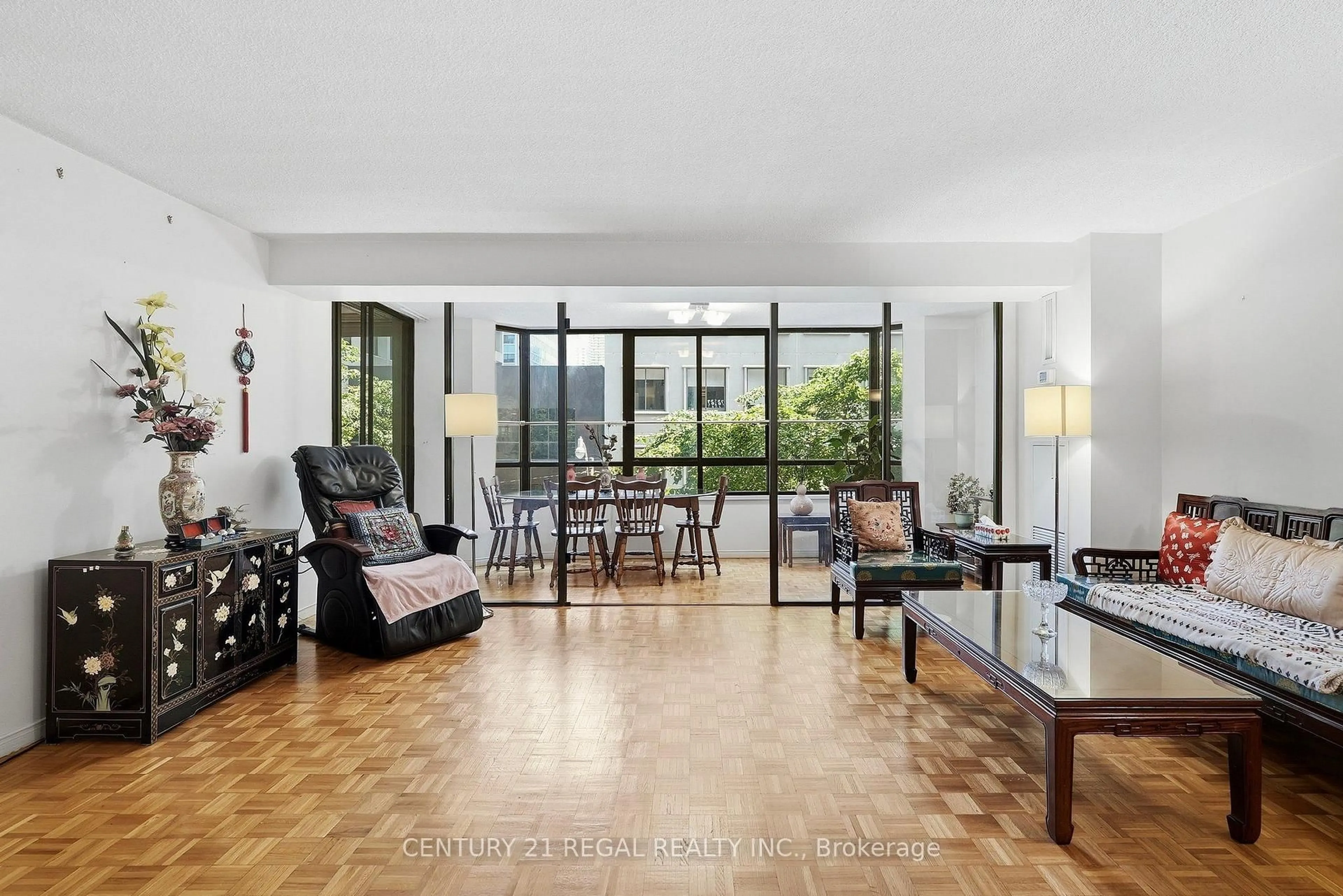 Indoor foyer for 280 Simcoe St #306, Toronto Ontario M5T 2Y5