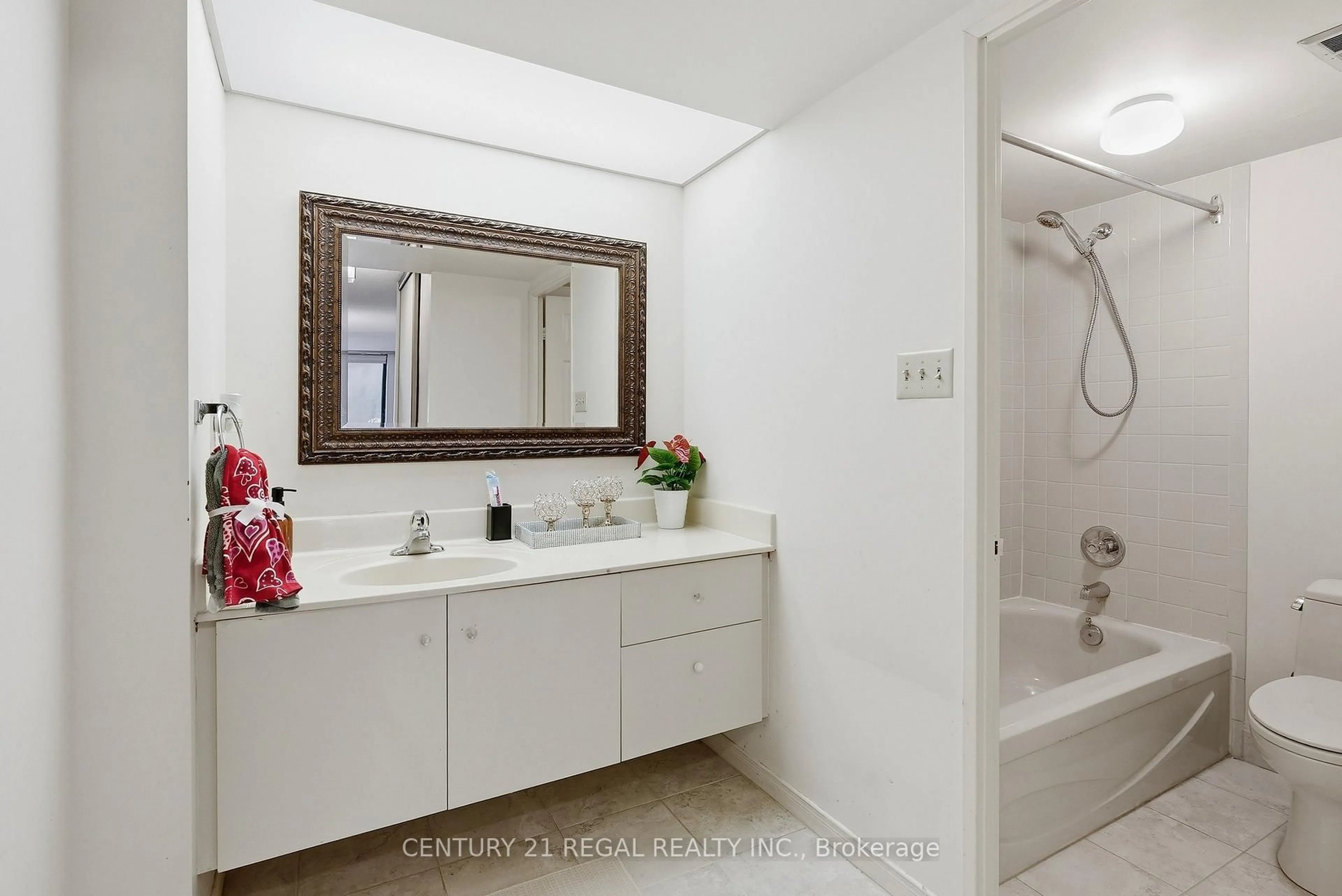 Standard bathroom, ceramic/tile floor for 280 Simcoe St #306, Toronto Ontario M5T 2Y5