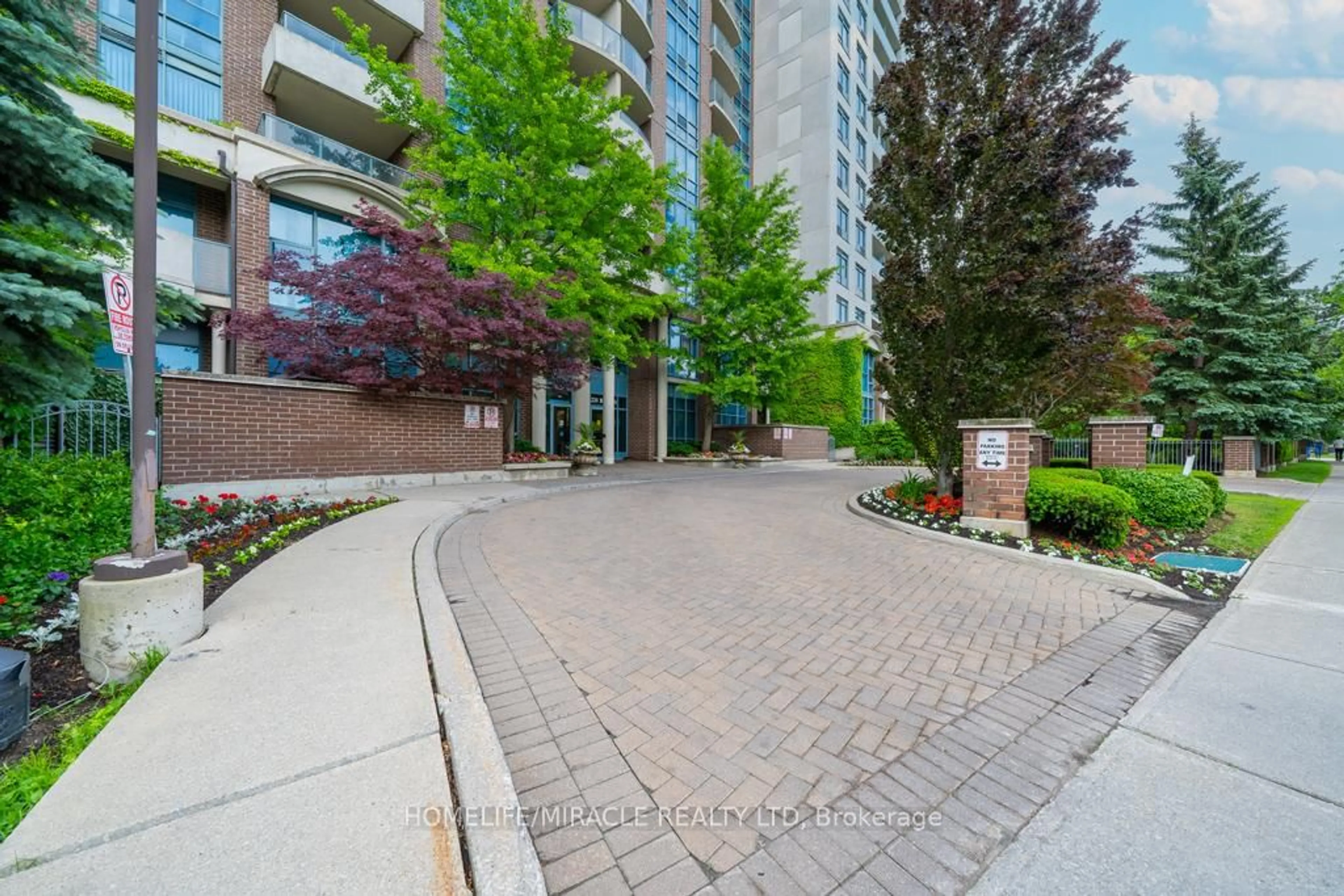 Patio, street for 233 Beecroft Rd #318, Toronto Ontario M2N 6Z9