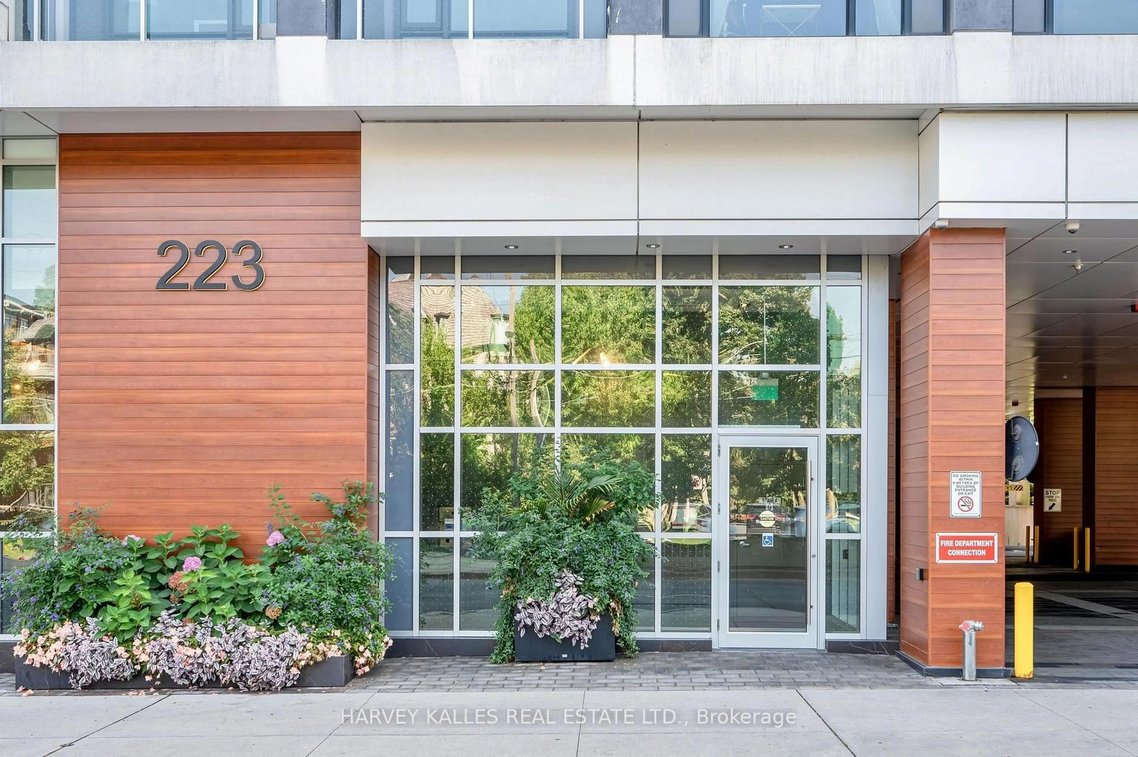 Indoor entryway for 223 St Clair Ave #410, Toronto Ontario M4V 0A5
