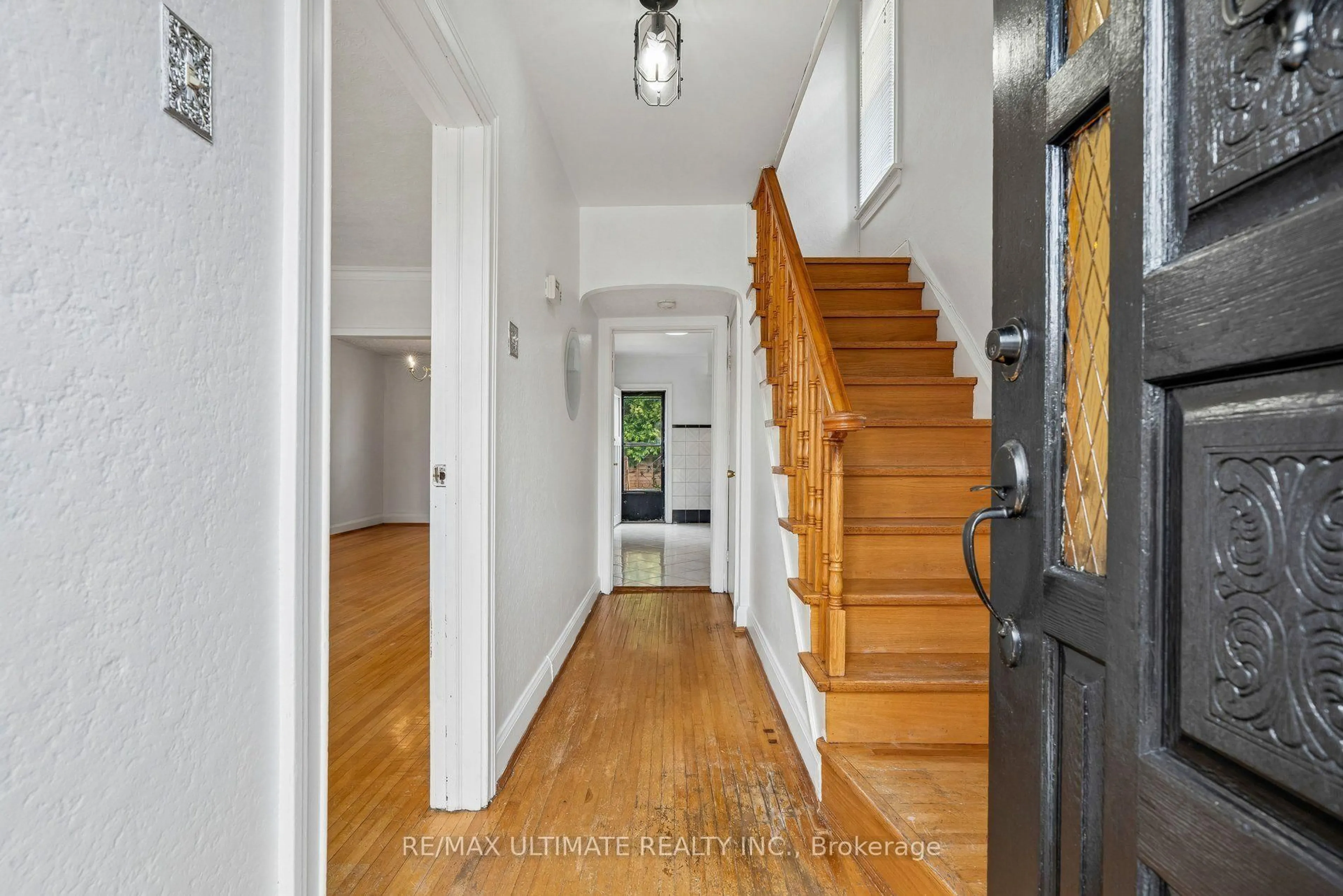 Indoor foyer for 463 Oakwood Ave, Toronto Ontario M6E 2W4