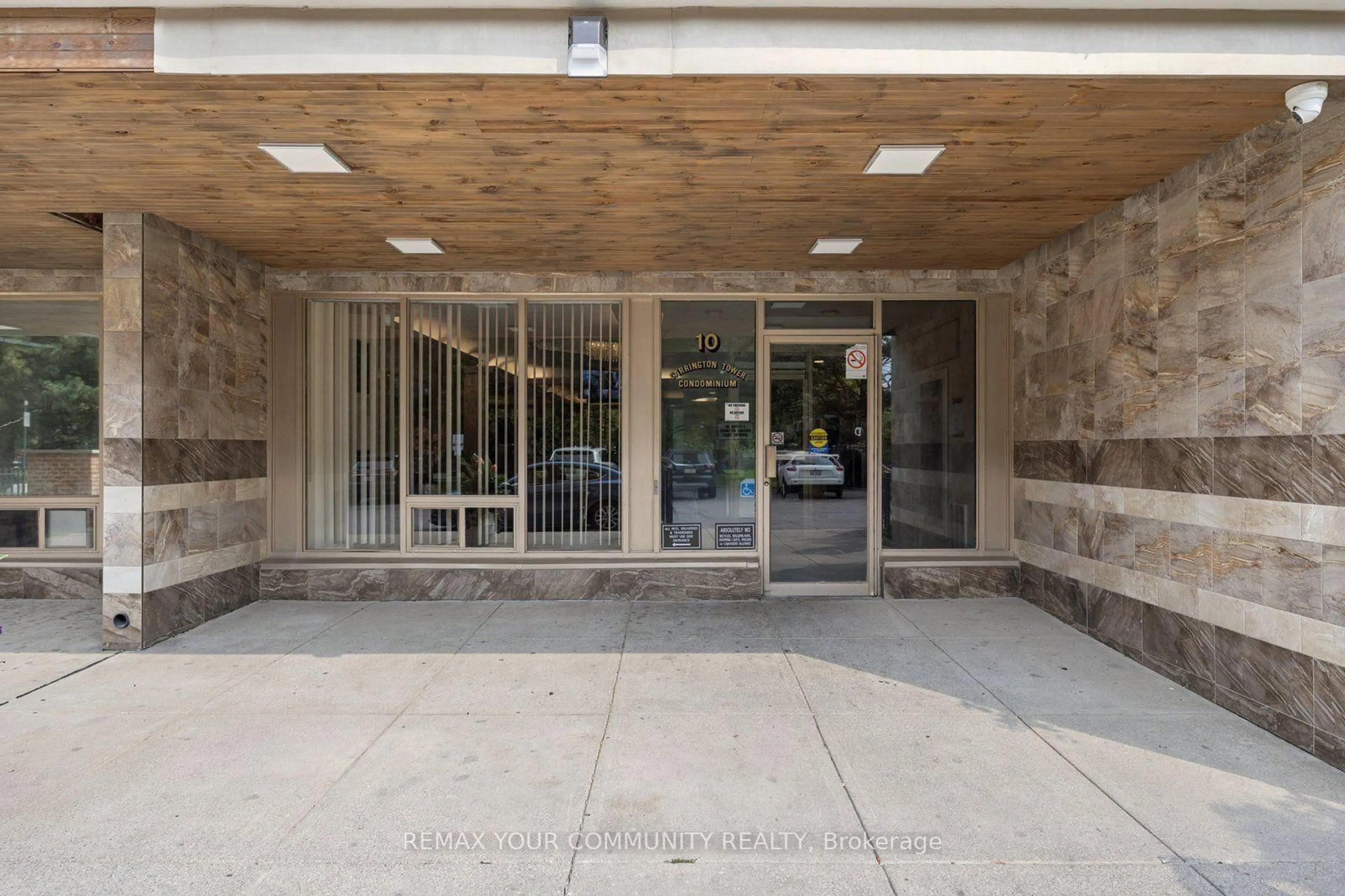 Indoor foyer for 10 Tangreen Crt #804, Toronto Ontario M2M 4B9