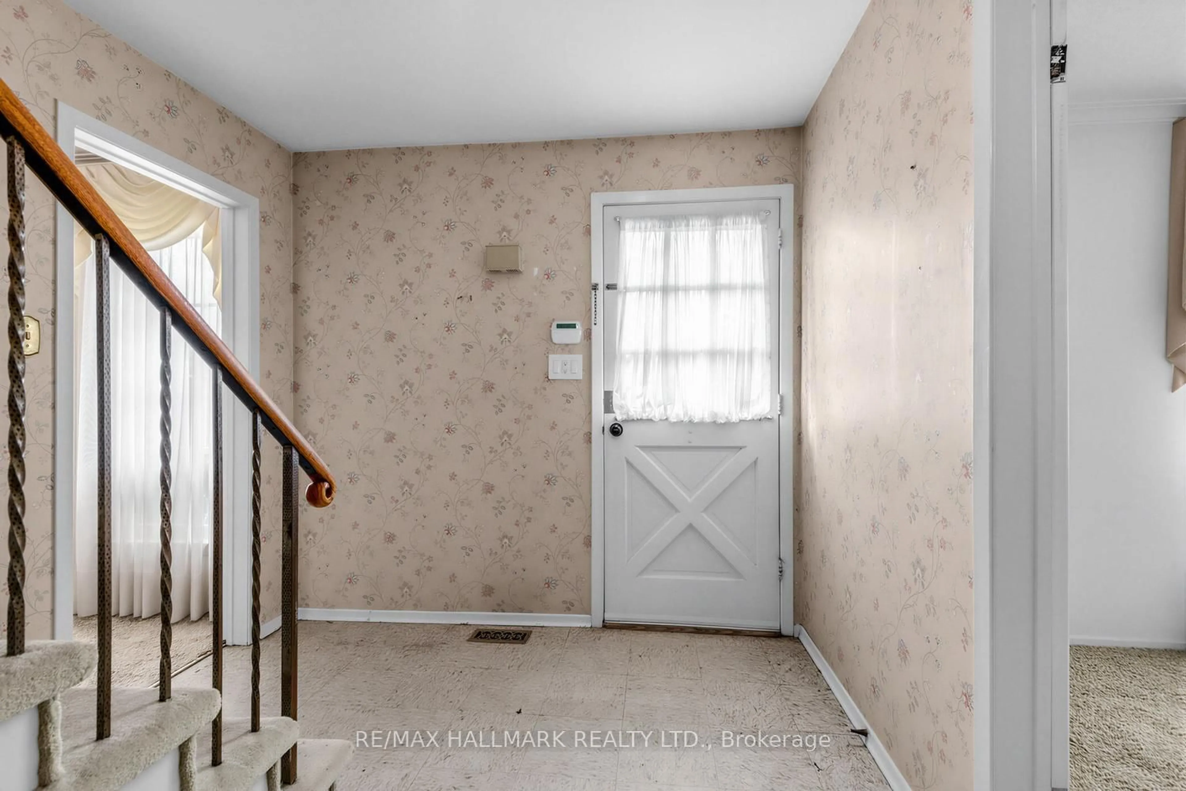 Indoor entryway for 691 Conacher Dr, Toronto Ontario M2M 3N4