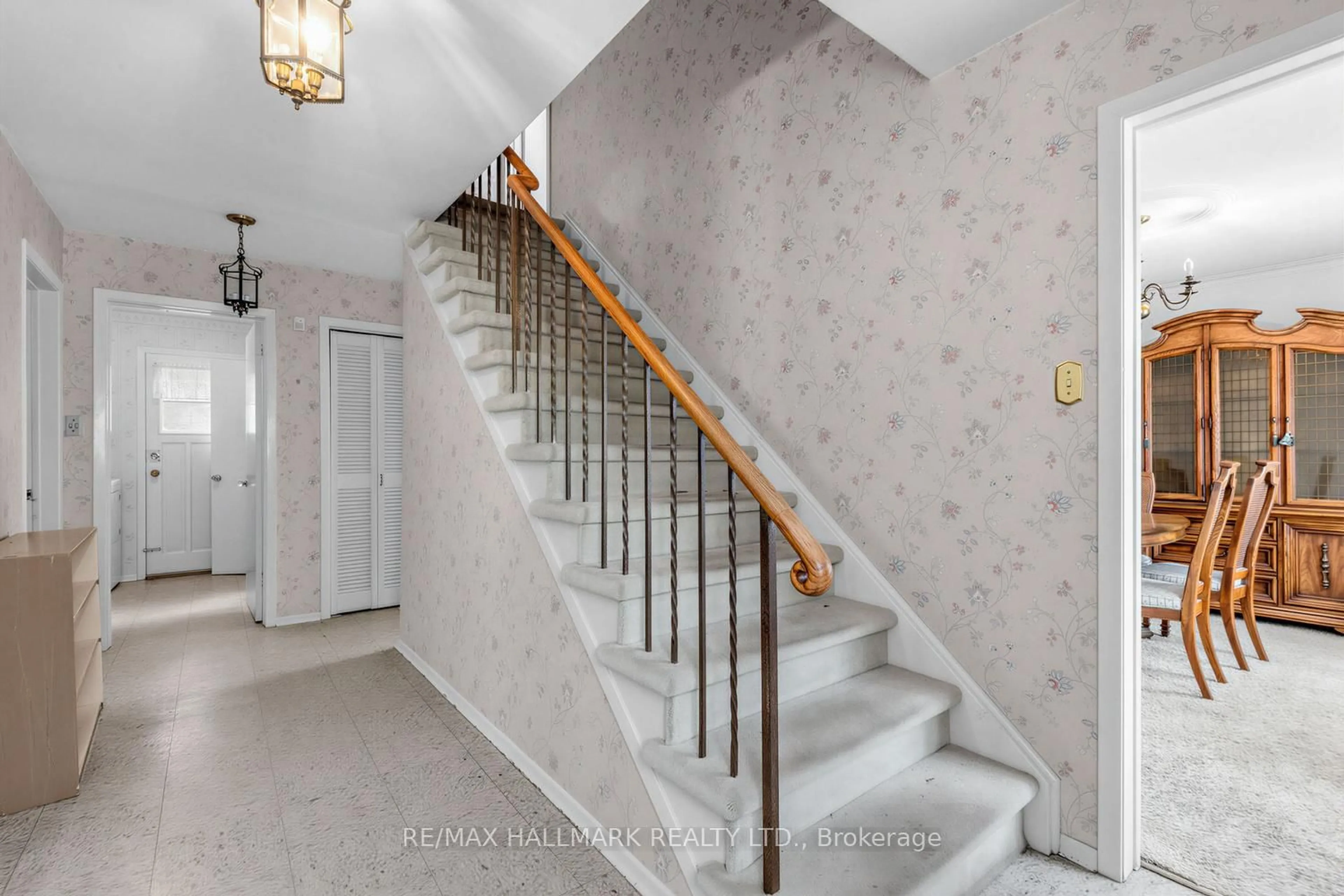 Stairs for 691 Conacher Dr, Toronto Ontario M2M 3N4