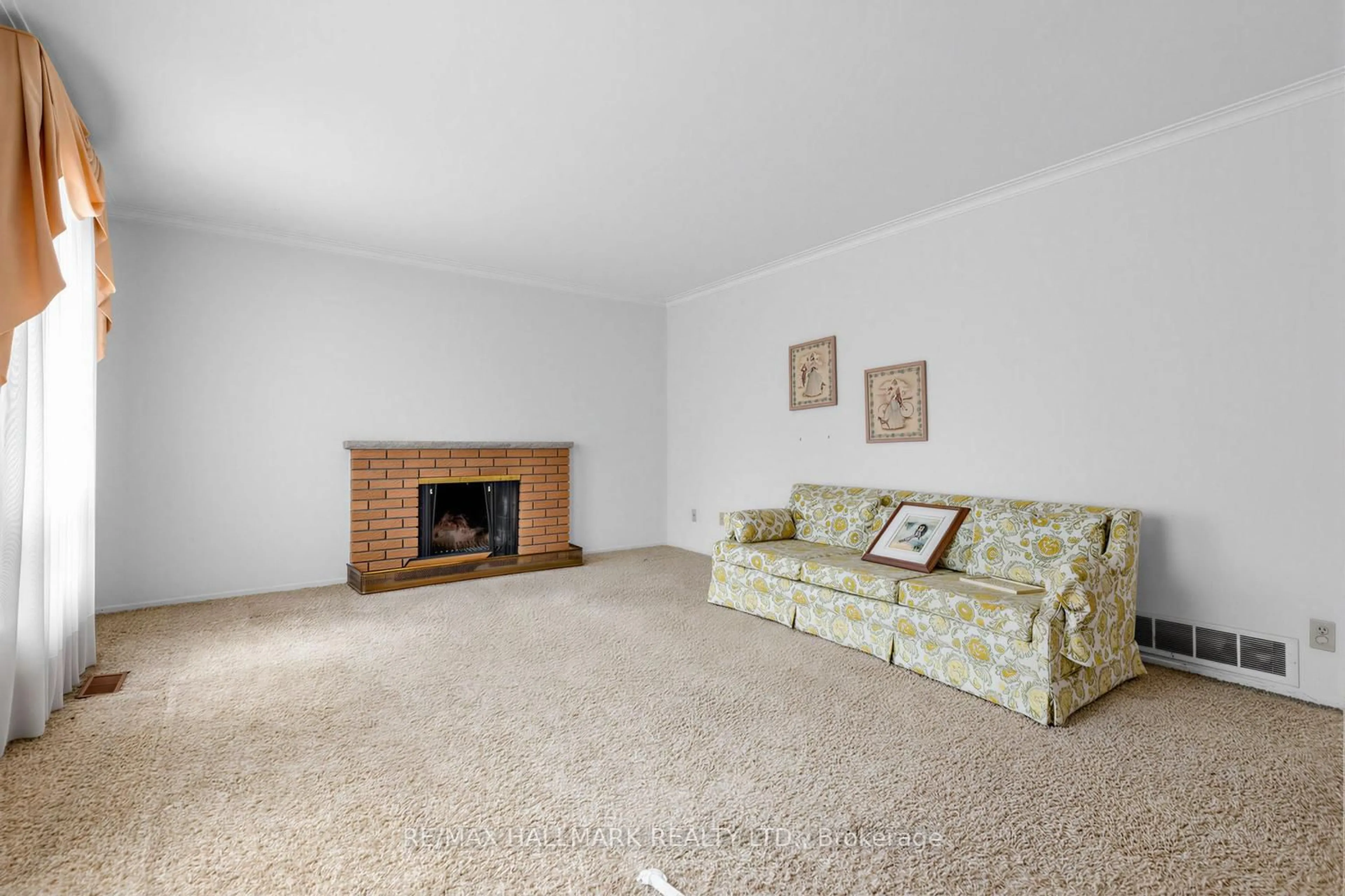 Living room with furniture, carpet floor for 691 Conacher Dr, Toronto Ontario M2M 3N4