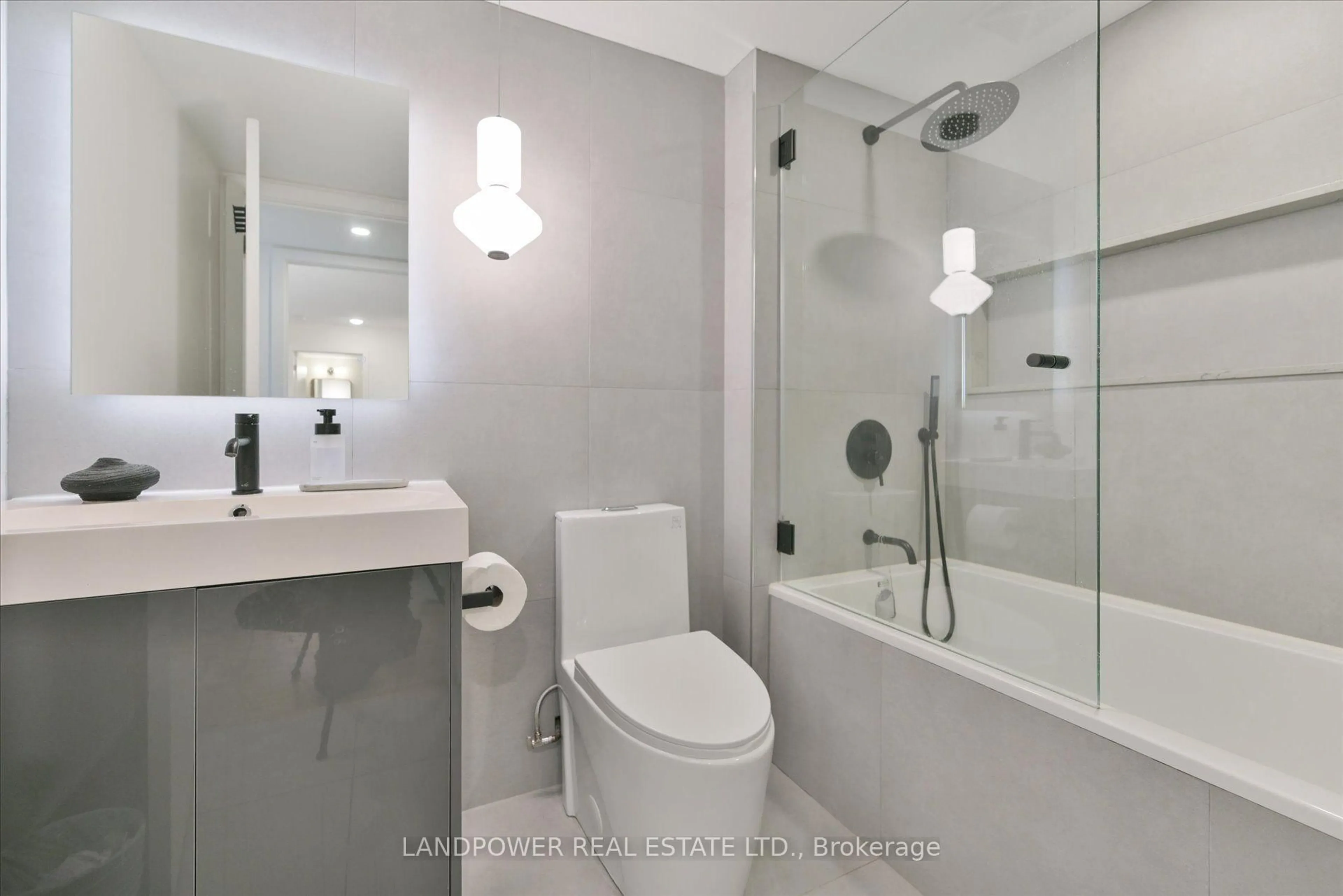 Standard bathroom, ceramic/tile floor for 18 Kenaston Gdns #503, Toronto Ontario M2K 1G8