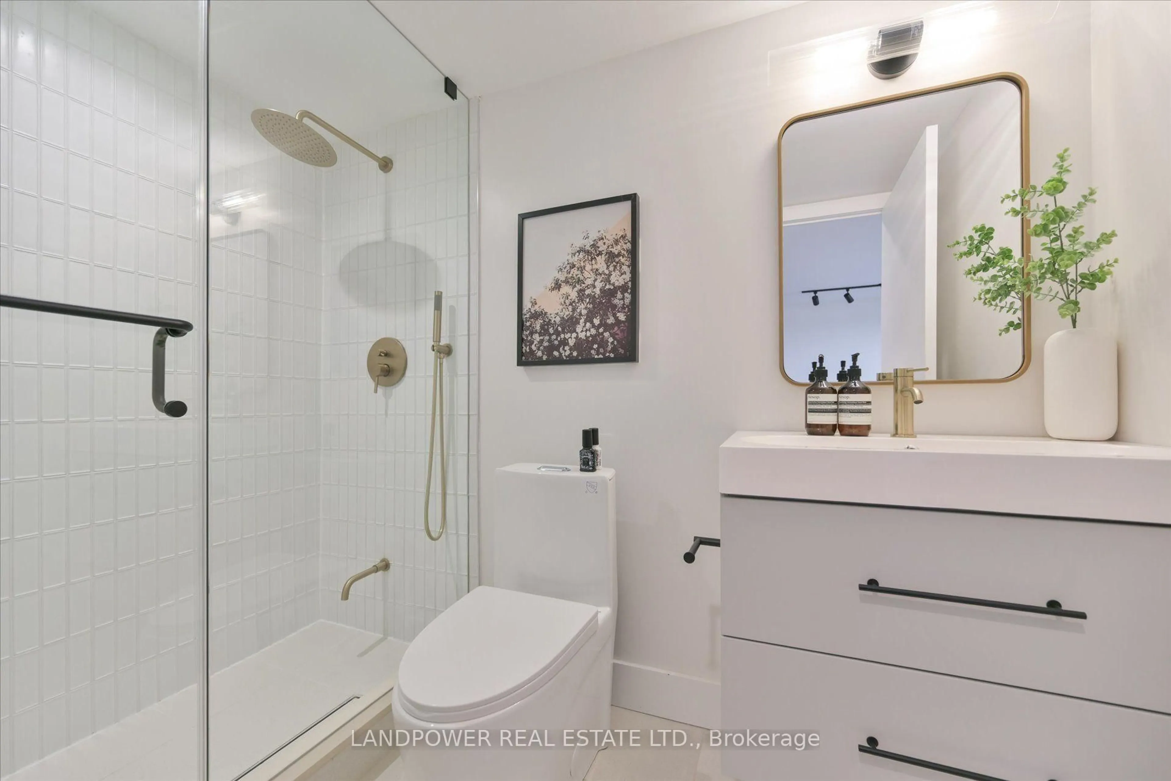Contemporary bathroom, ceramic/tile floor for 18 Kenaston Gdns #503, Toronto Ontario M2K 1G8