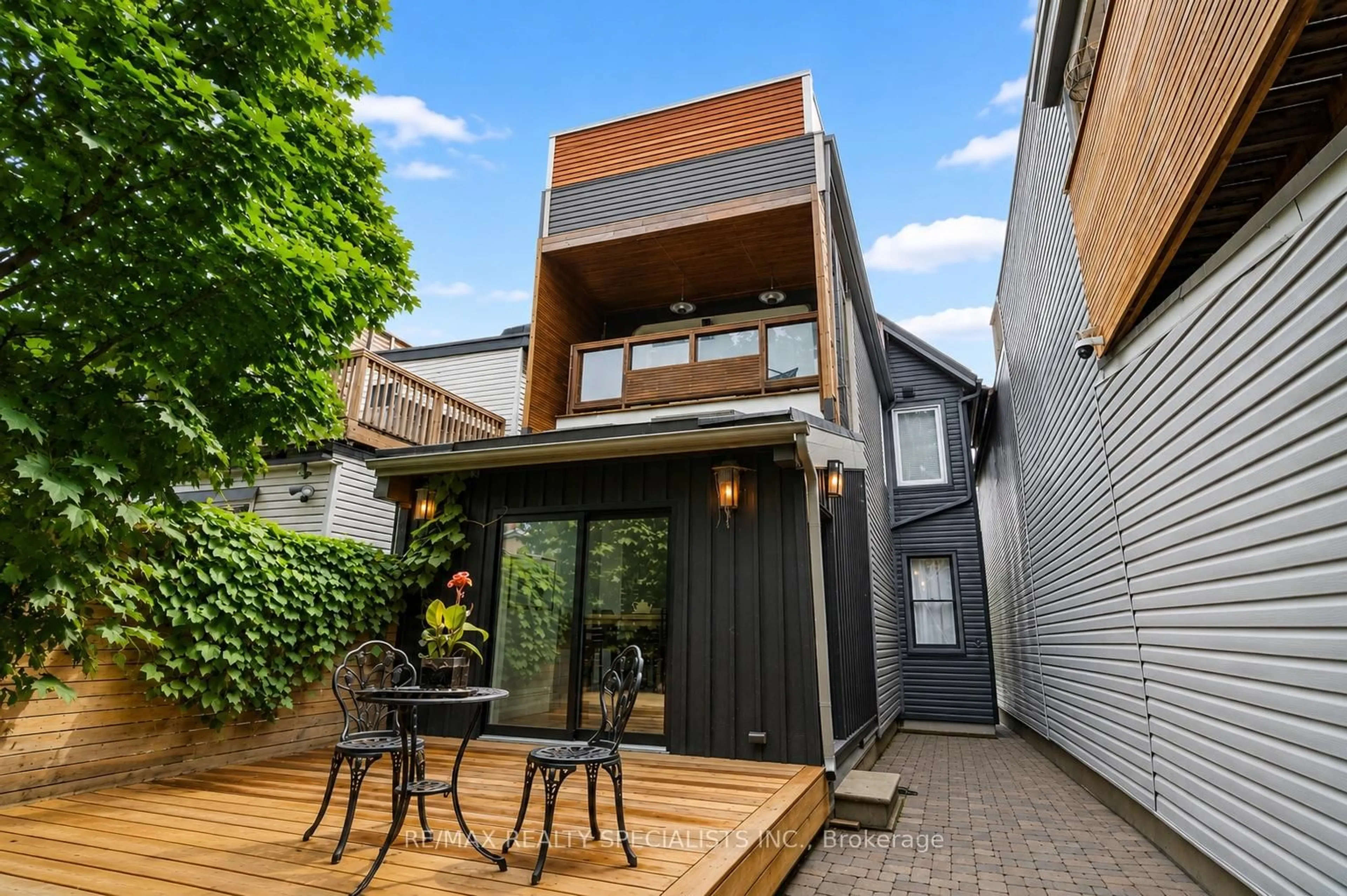 Patio, street for 418 Ossington Ave, Toronto Ontario M6J 3A7