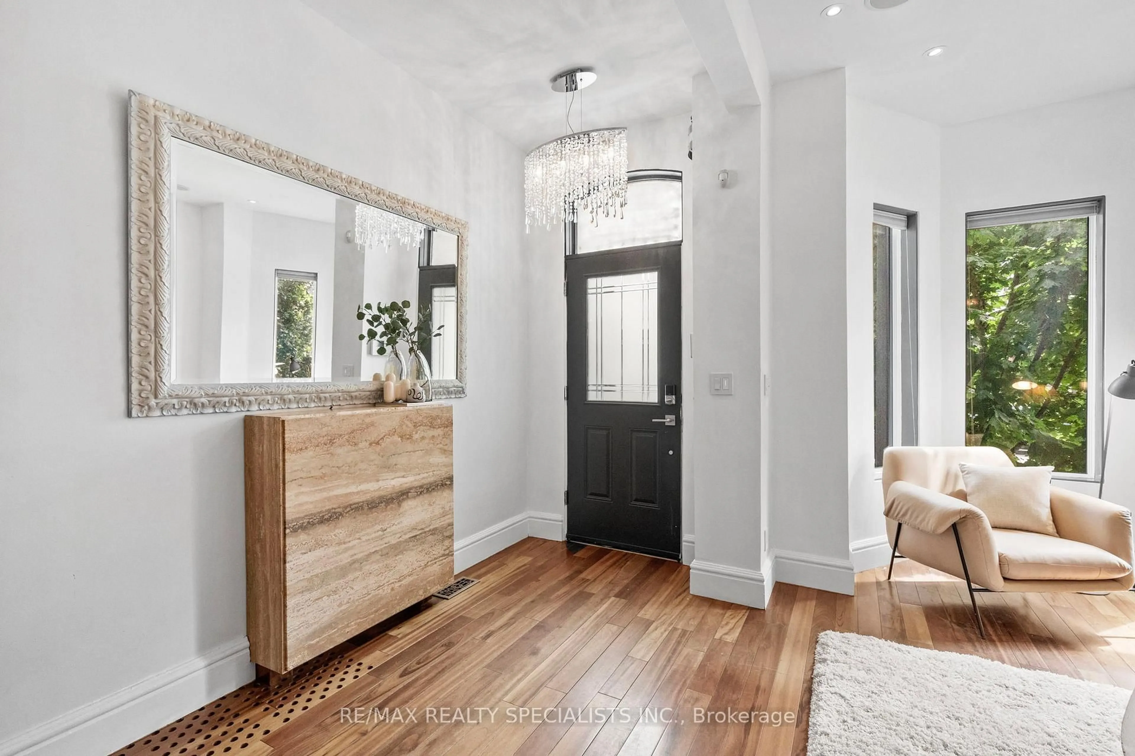 Indoor entryway for 418 Ossington Ave, Toronto Ontario M6J 3A7
