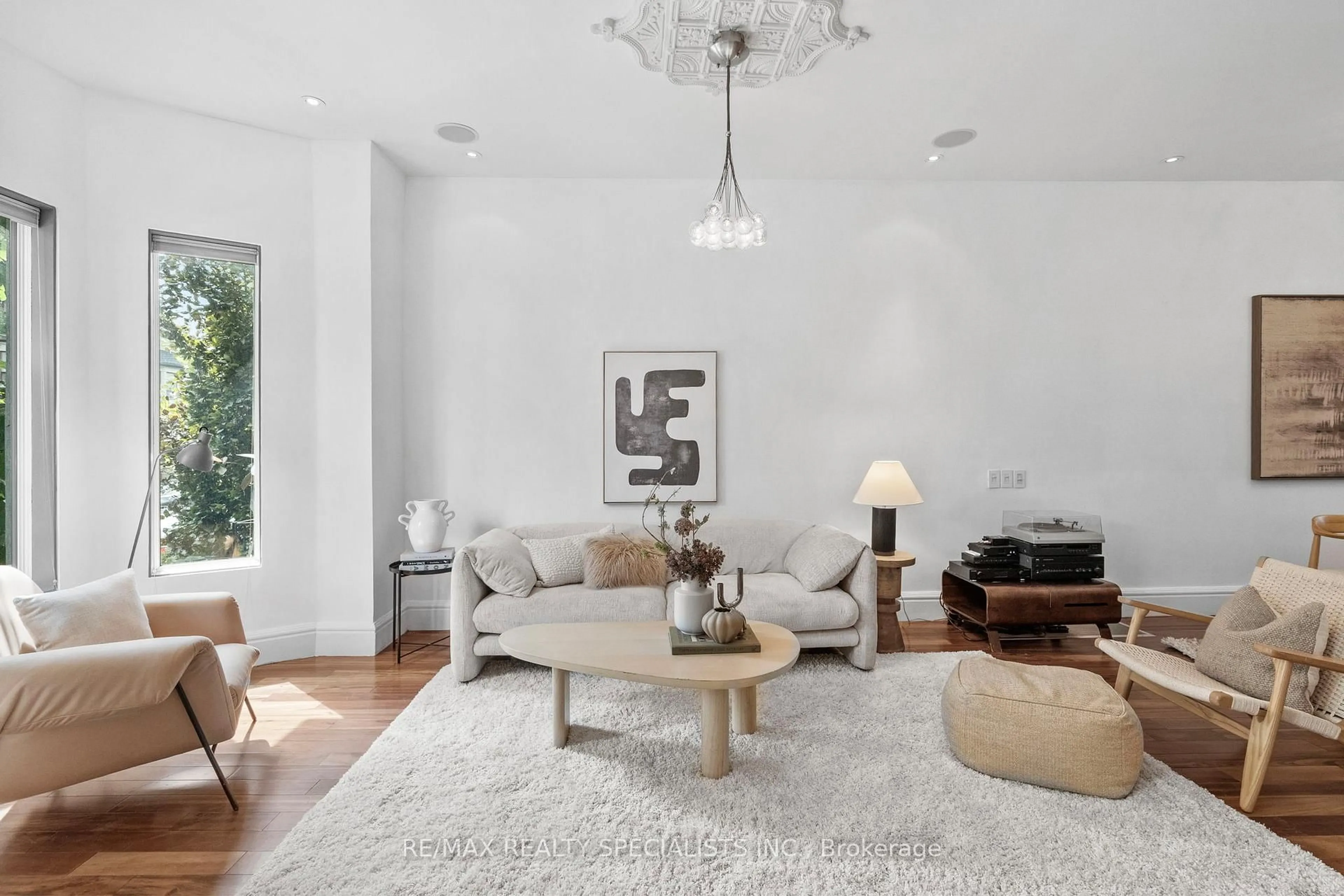 Living room with furniture, unknown for 418 Ossington Ave, Toronto Ontario M6J 3A7
