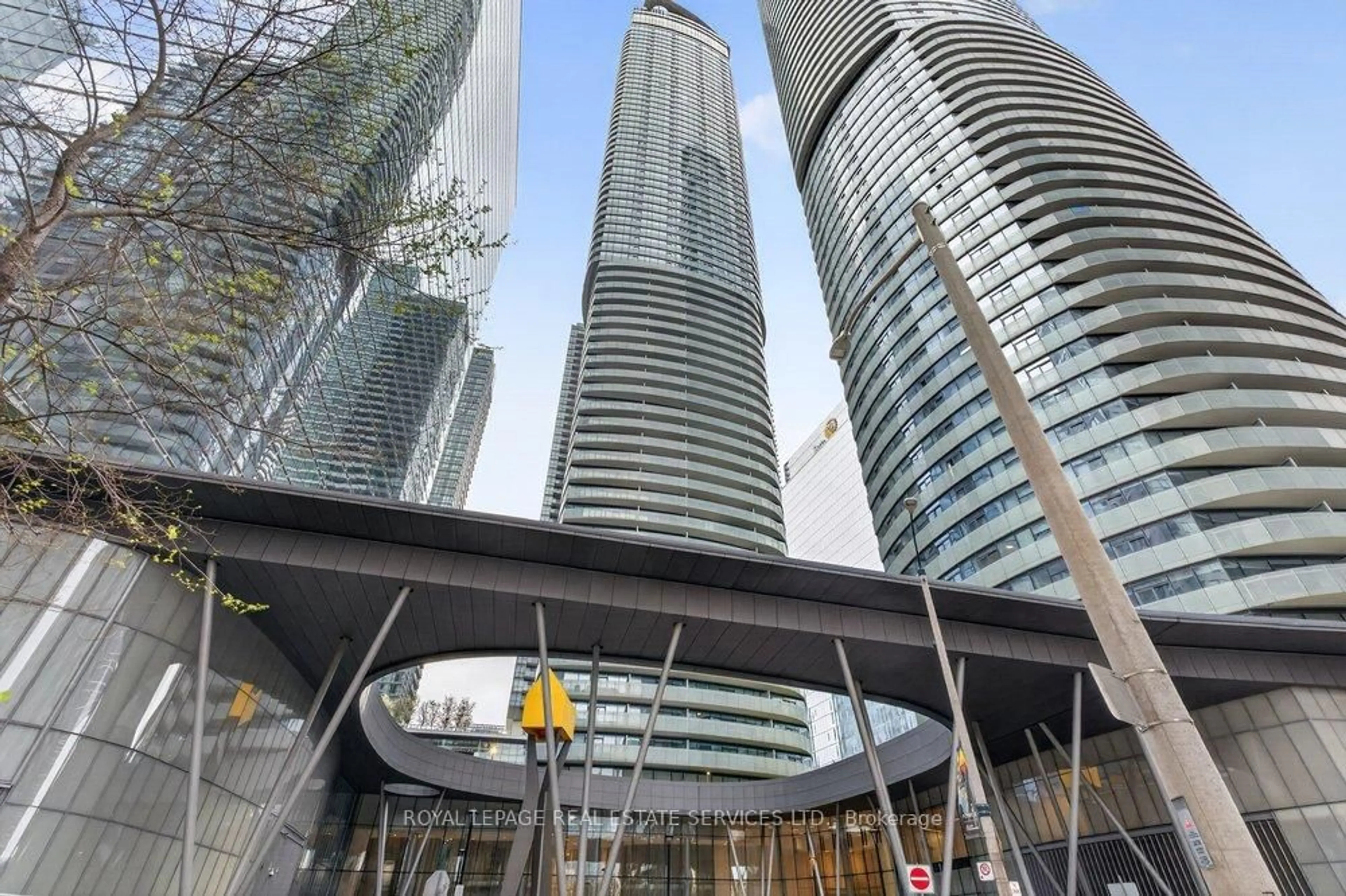 Indoor foyer for 14 York St #1804, Toronto Ontario M5J 0B1