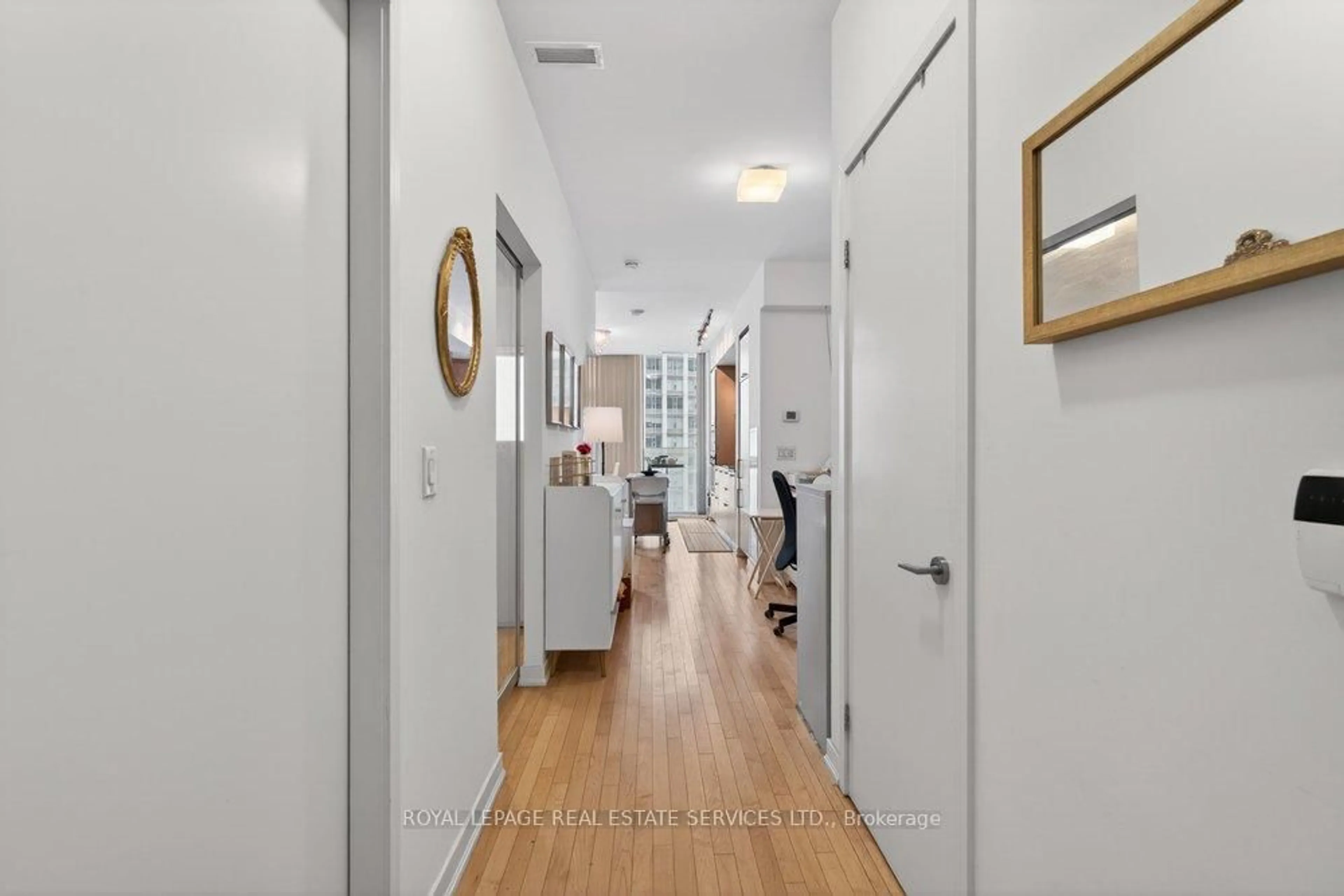 Indoor entryway for 14 York St #1804, Toronto Ontario M5J 0B1
