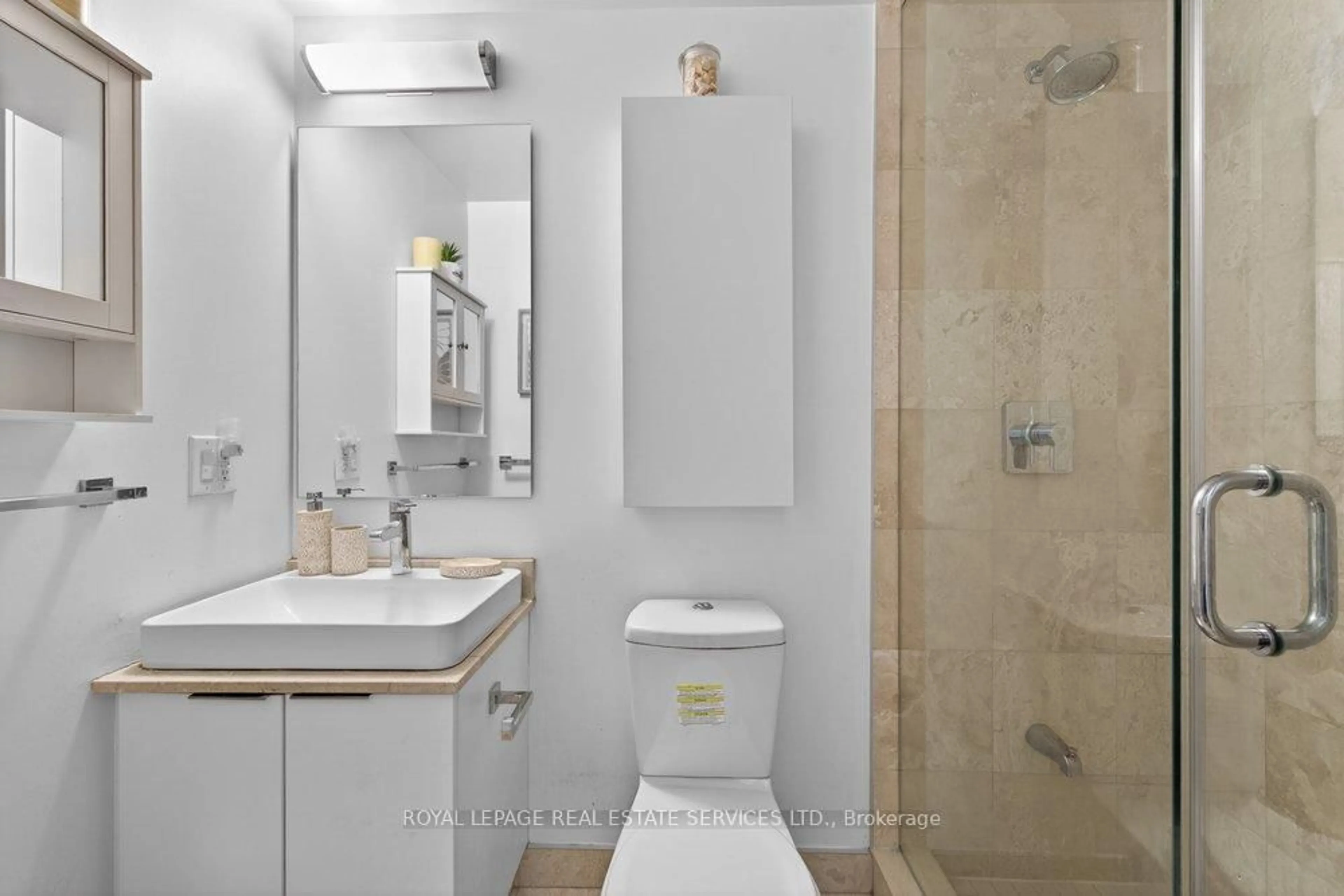 Standard bathroom, ceramic/tile floor for 14 York St #1804, Toronto Ontario M5J 0B1