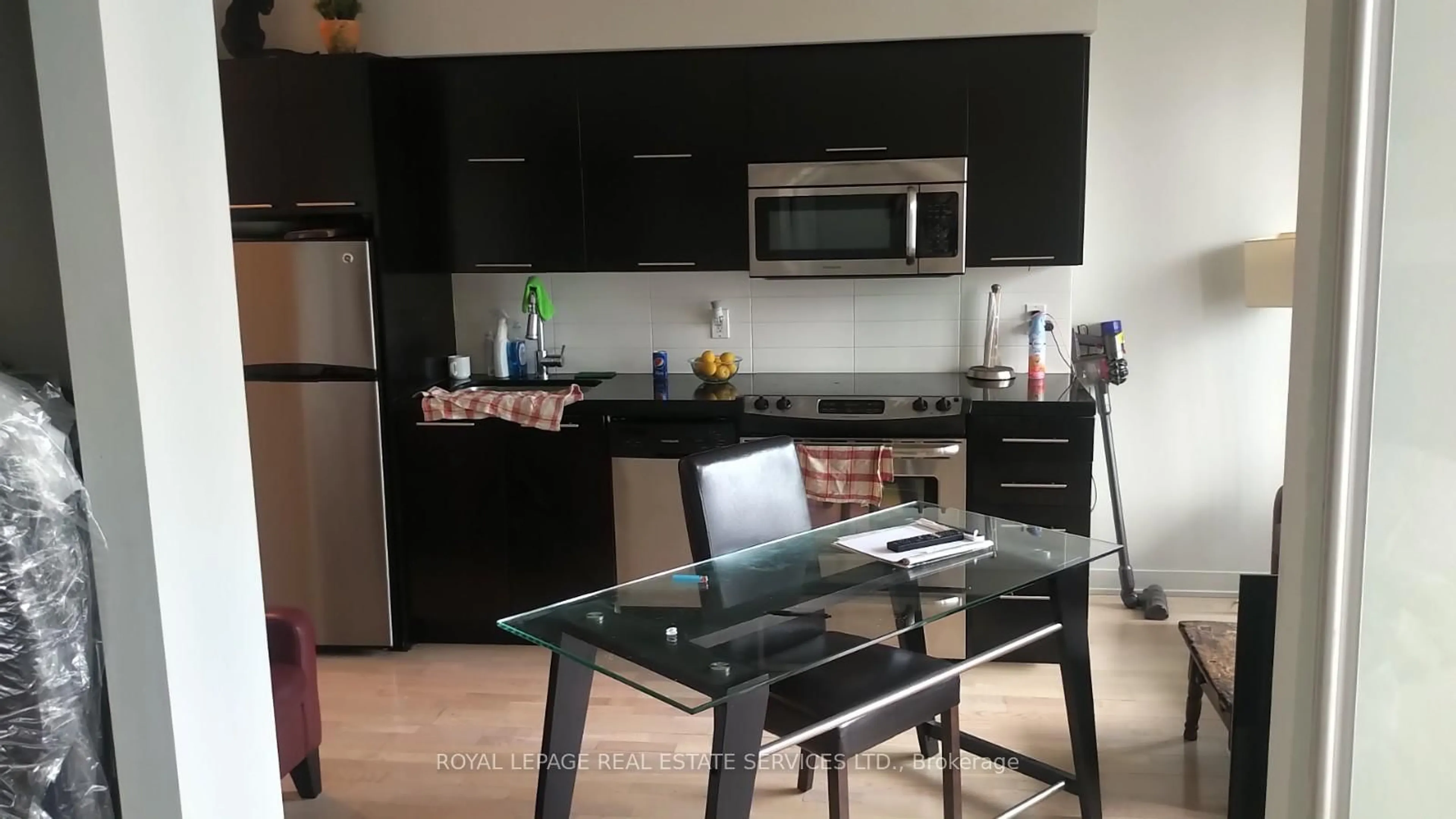 Standard kitchen, unknown for 126 Simcoe St #1609, Toronto Ontario M5H 4E6