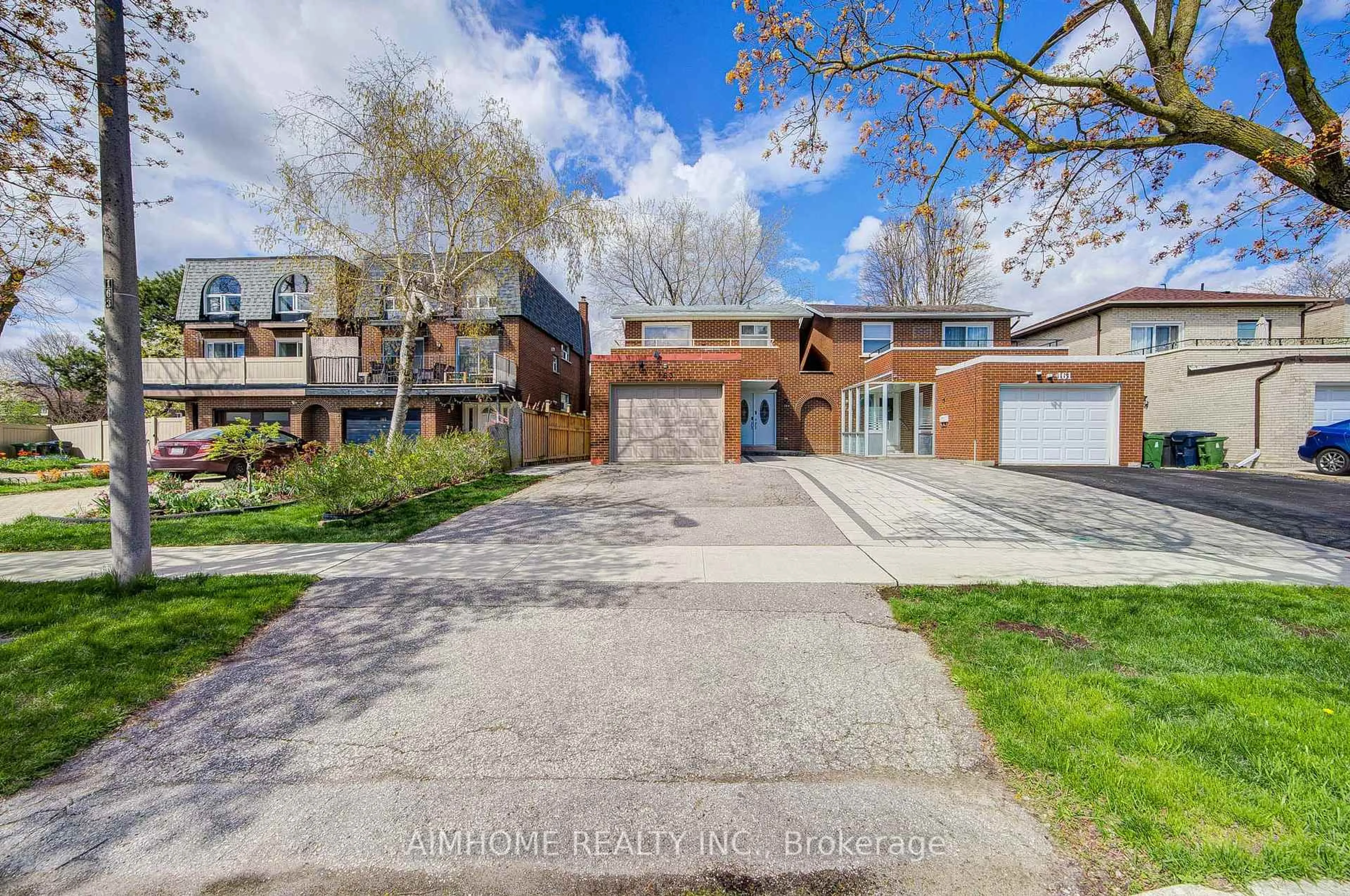 A pic from outside/outdoor area/front of a property/back of a property/a pic from drone, street for 163 Chipwood Cres, Toronto Ontario M2J 3X6