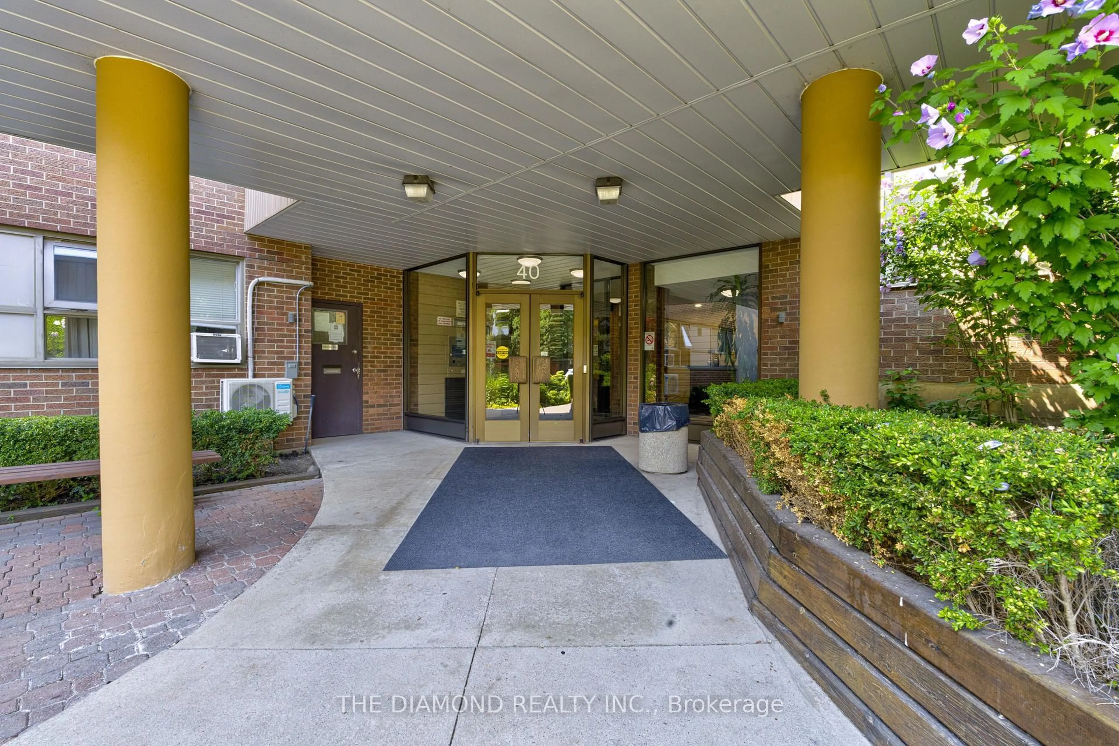 Indoor foyer for 40 Sunrise Ave #301, Toronto Ontario M4A 2R4