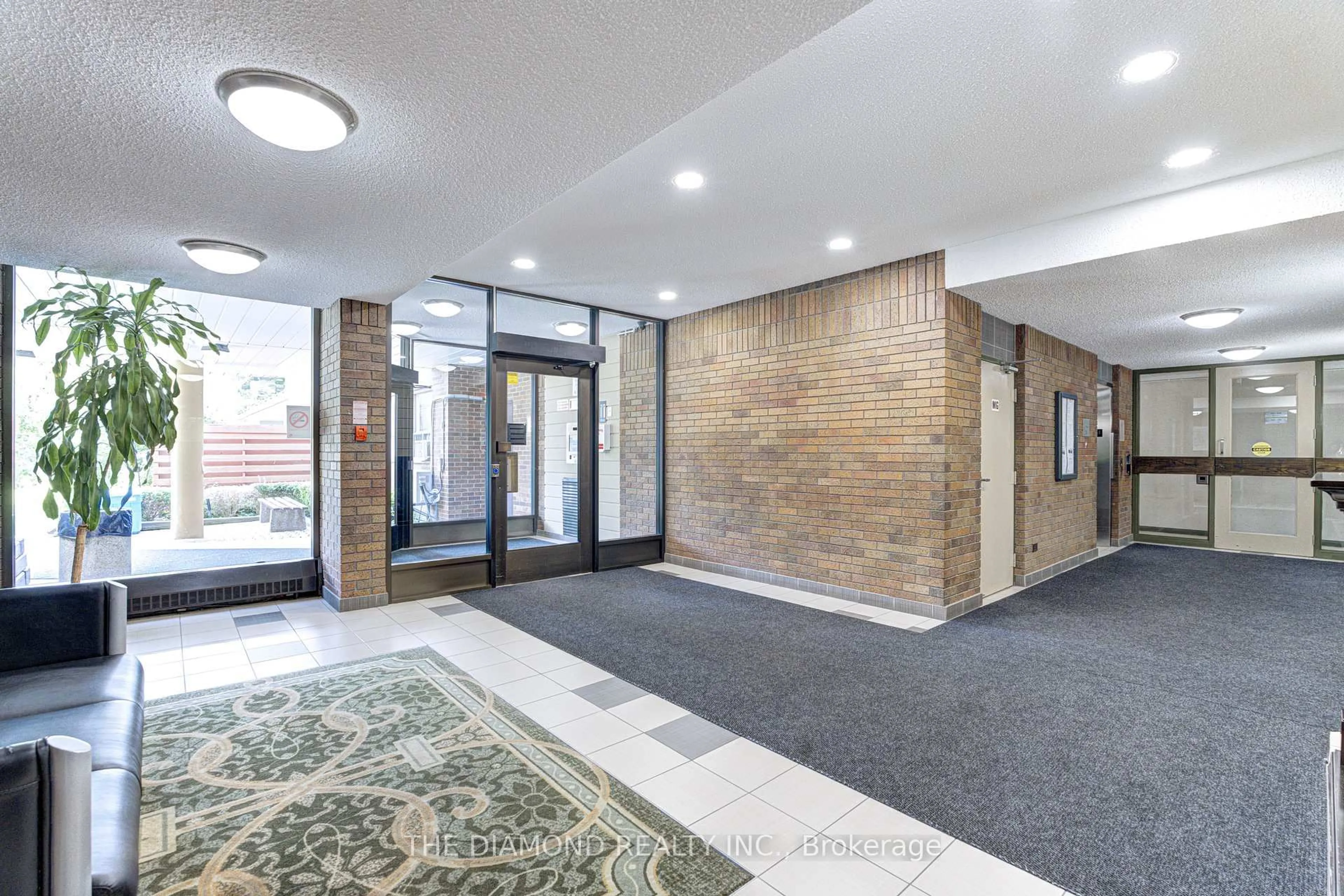Indoor foyer for 40 Sunrise Ave #301, Toronto Ontario M4A 2R4