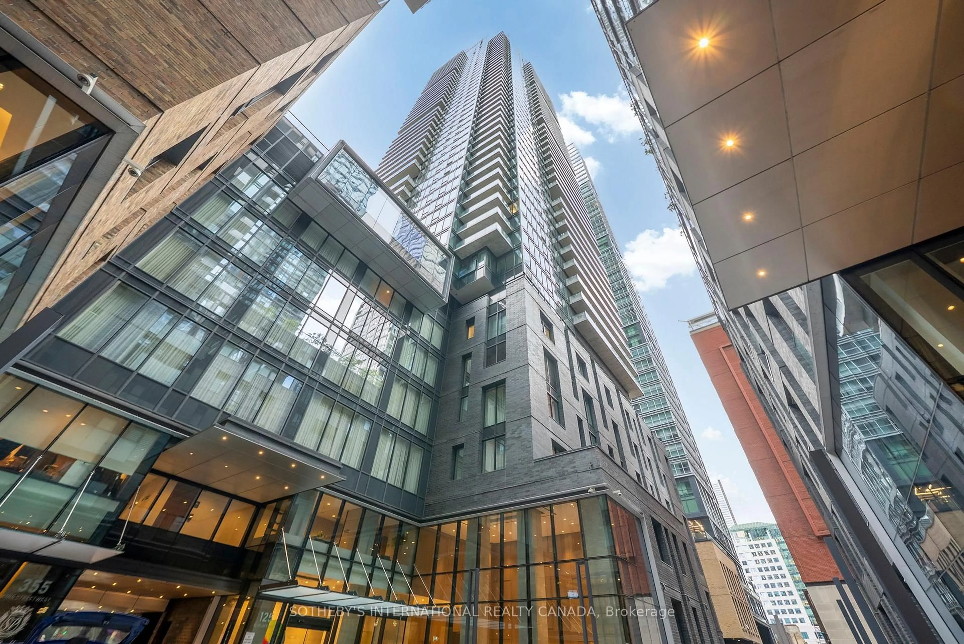 Indoor foyer for 125 Blue Jays Way #3208, Toronto Ontario M5V 0N5