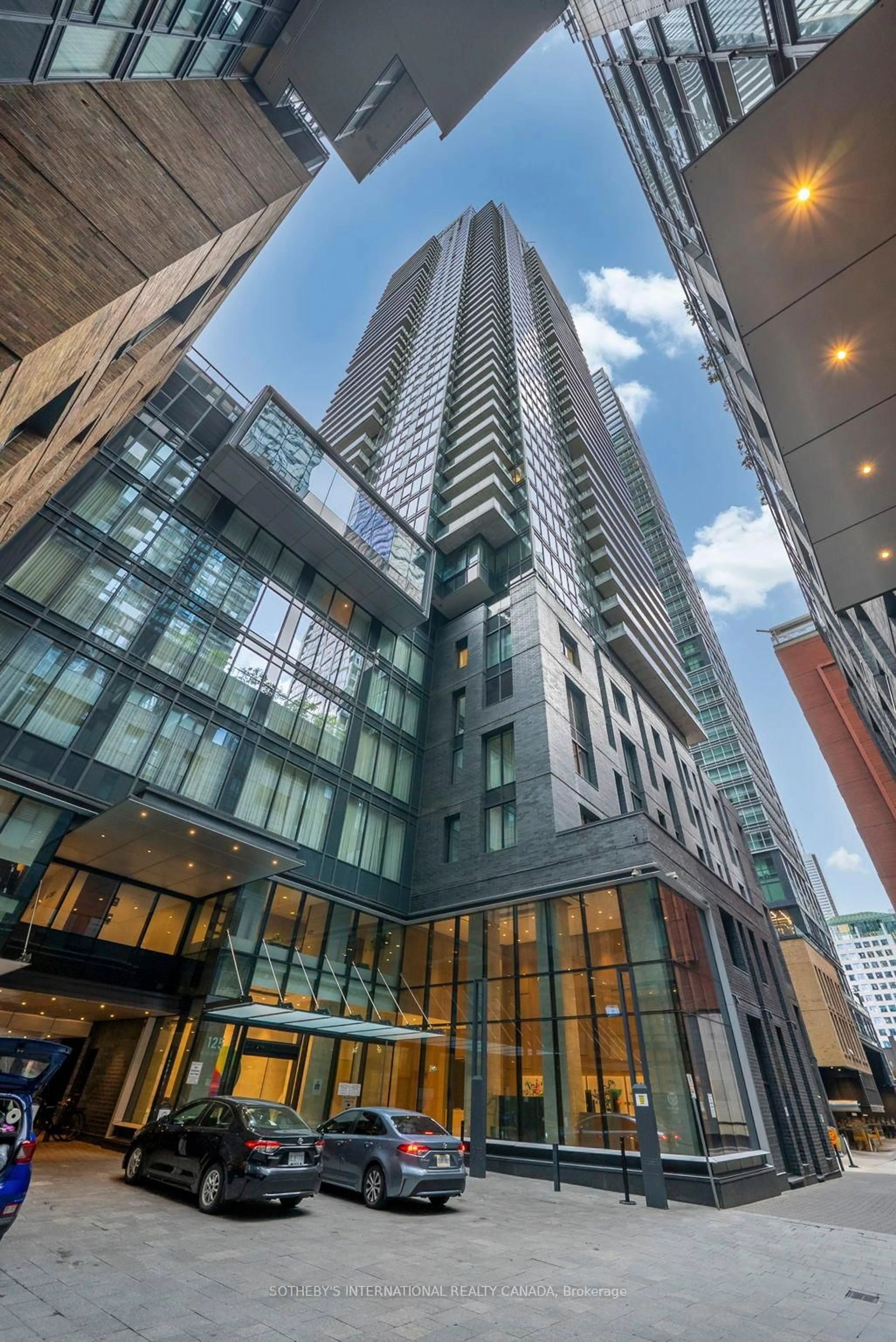 Indoor foyer for 125 Blue Jays Way #3208, Toronto Ontario M5V 0N5