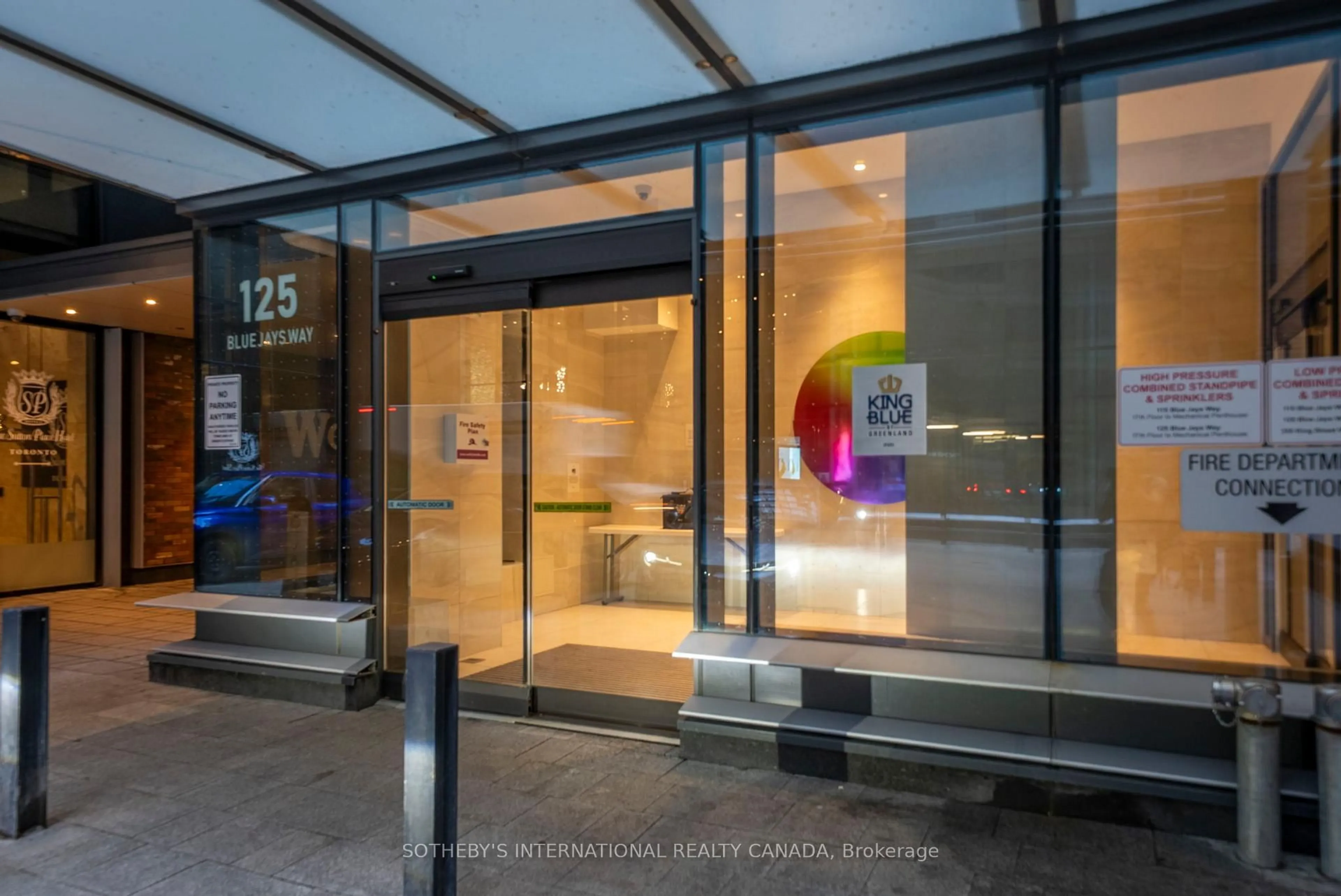 Indoor foyer for 125 Blue Jays Way #3208, Toronto Ontario M5V 0N5