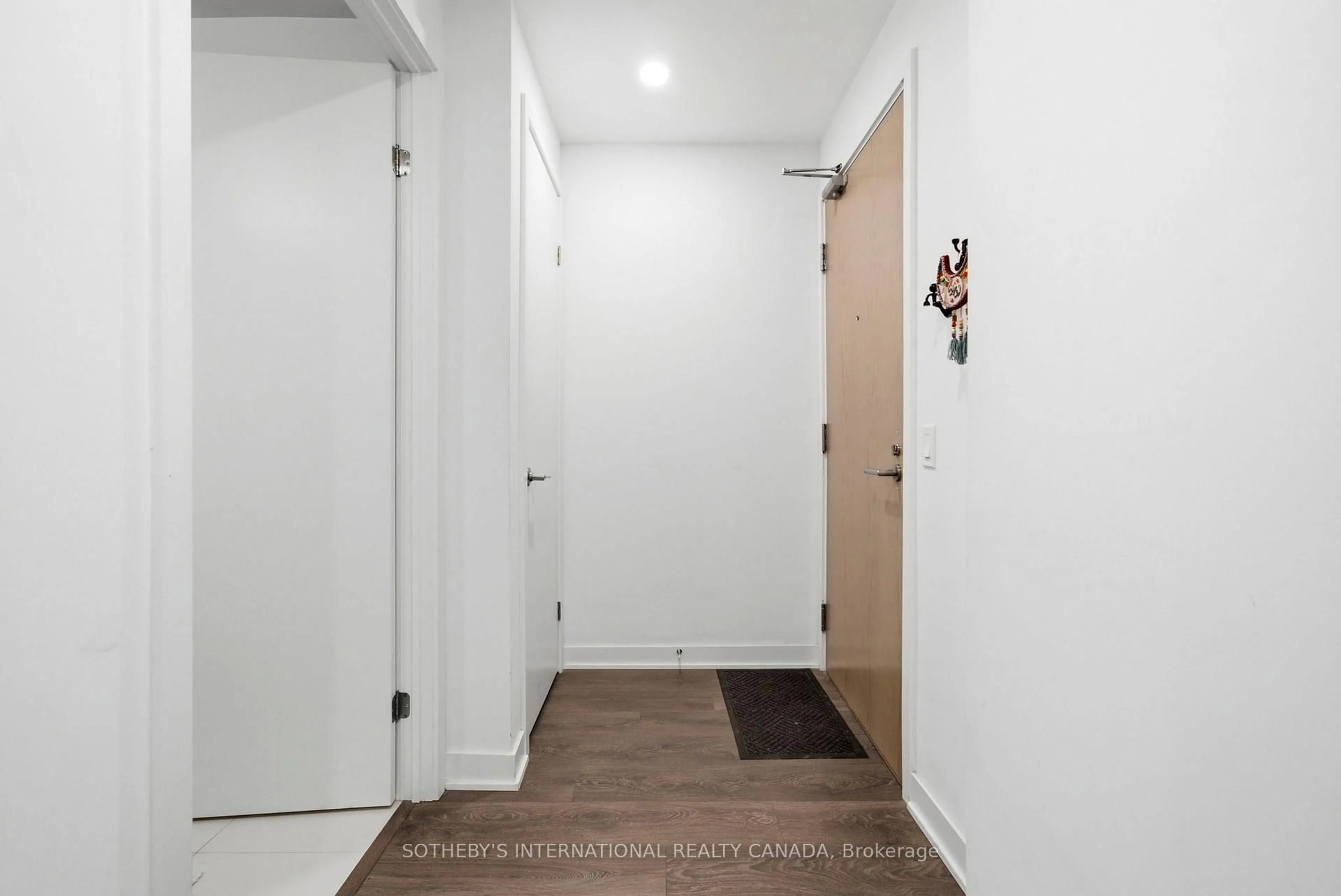 Indoor entryway for 125 Blue Jays Way #3208, Toronto Ontario M5V 0N5