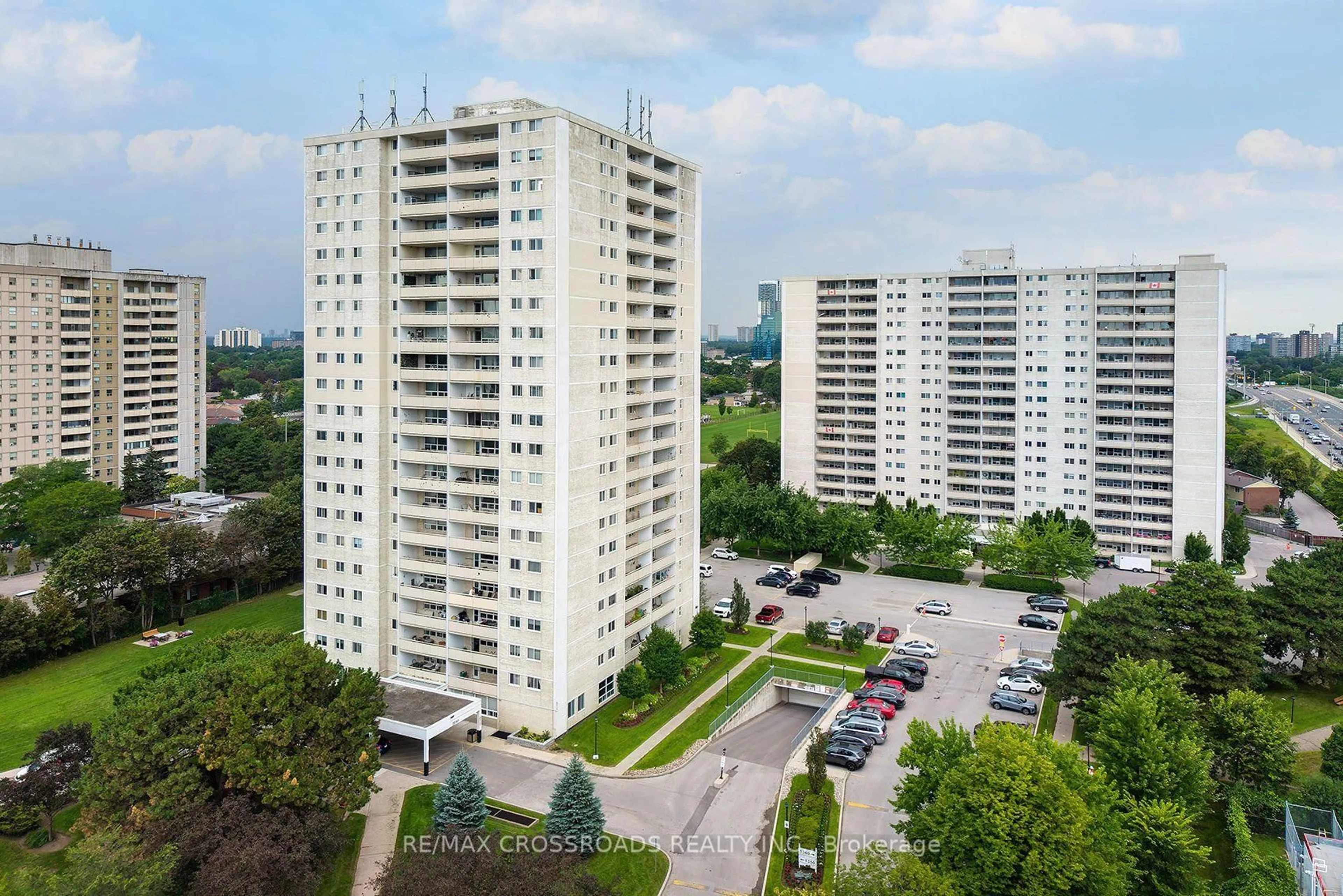A pic from outside/outdoor area/front of a property/back of a property/a pic from drone, city buildings view from balcony for 1350 York Mills Rd #906, Toronto Ontario M3A 1Z9