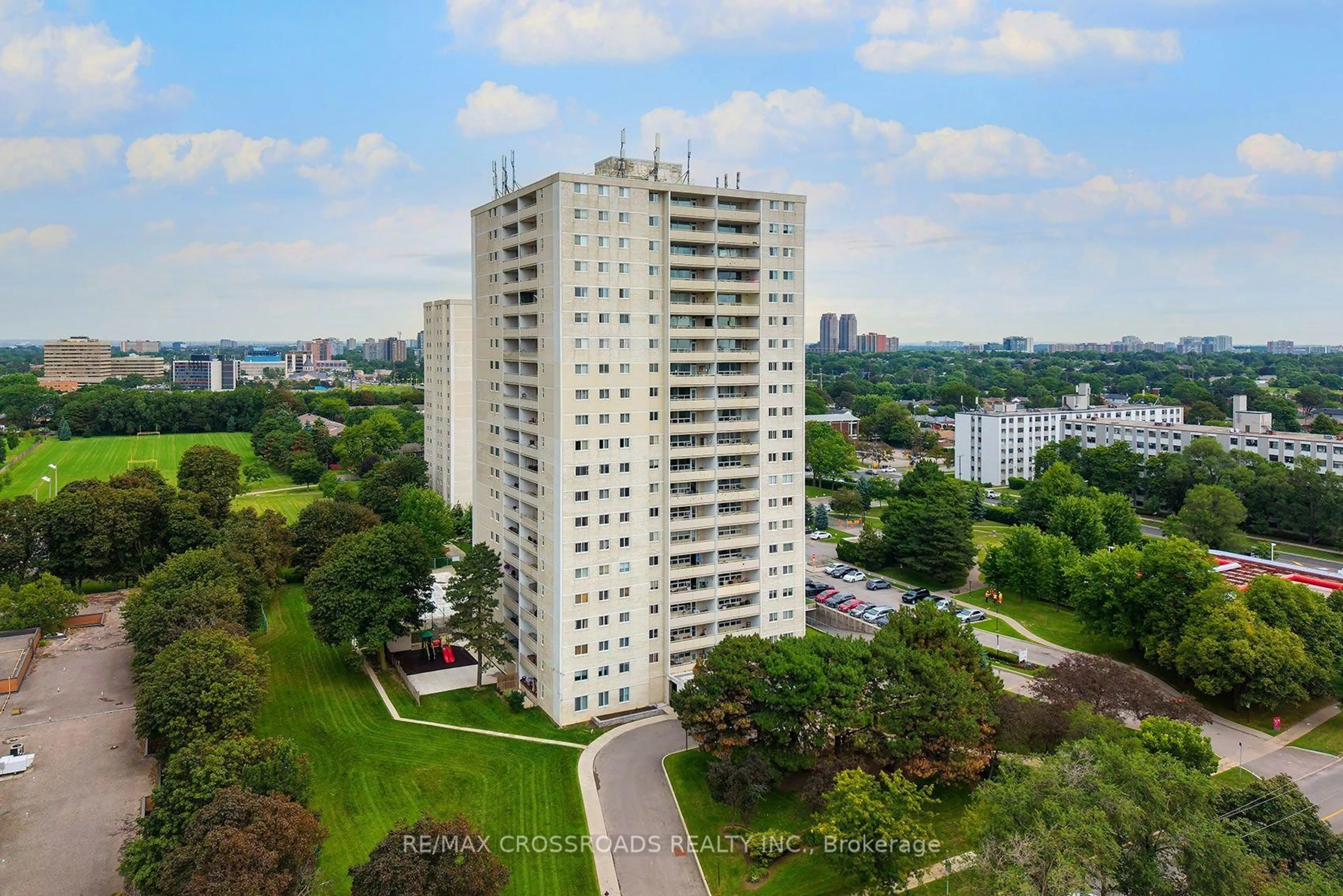 A pic from outside/outdoor area/front of a property/back of a property/a pic from drone, city buildings view from balcony for 1350 York Mills Rd #906, Toronto Ontario M3A 1Z9