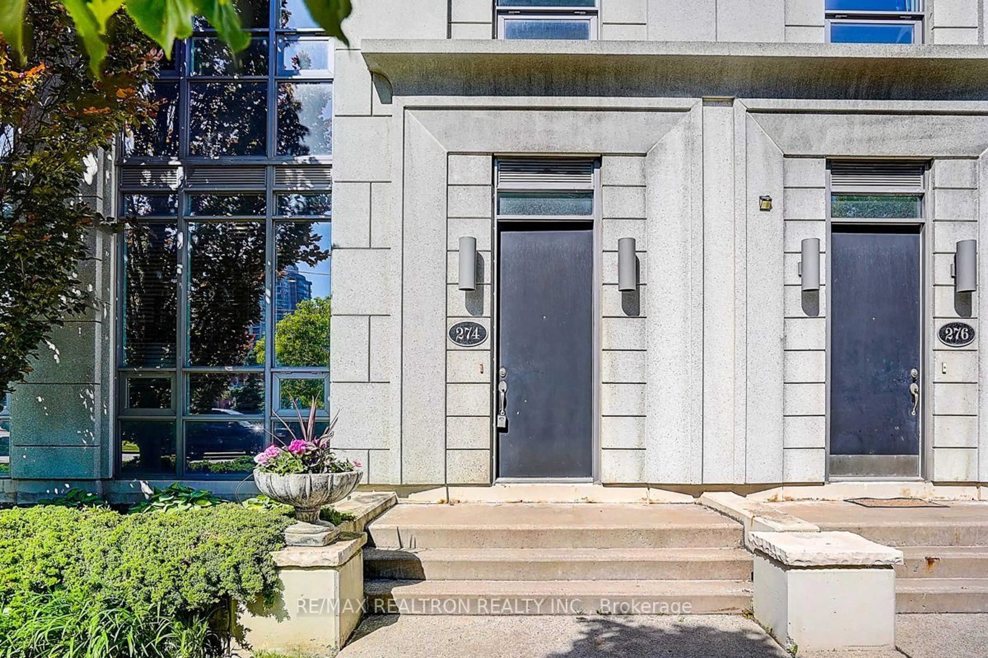 Indoor entryway for 274 Duplex Ave, Toronto Ontario M2M 0A4