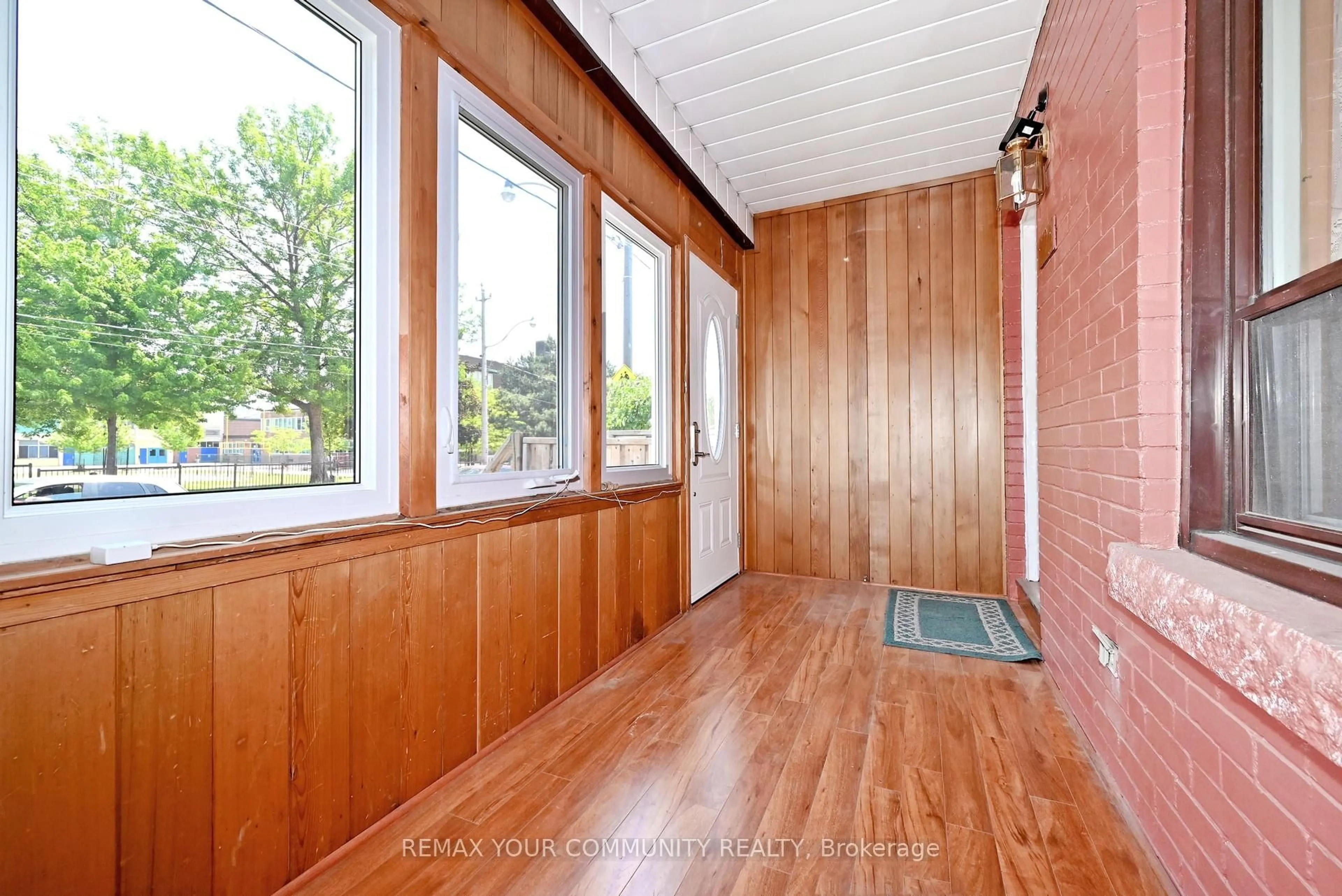 Indoor entryway for 520 Dufferin St, Toronto Ontario M6K 2A6