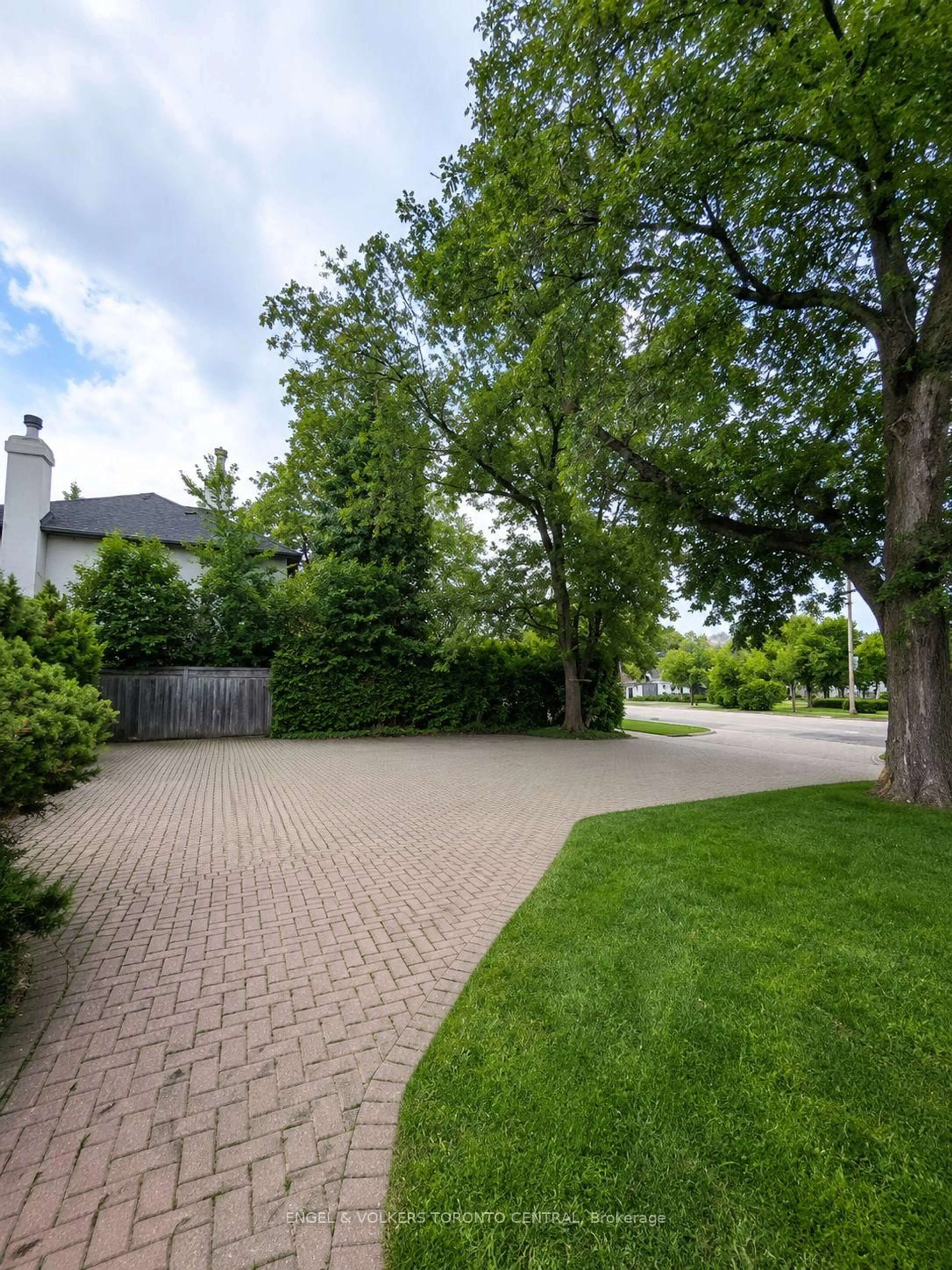 Unknown for 2424 Bayview Ave, Toronto Ontario M2L 1A3