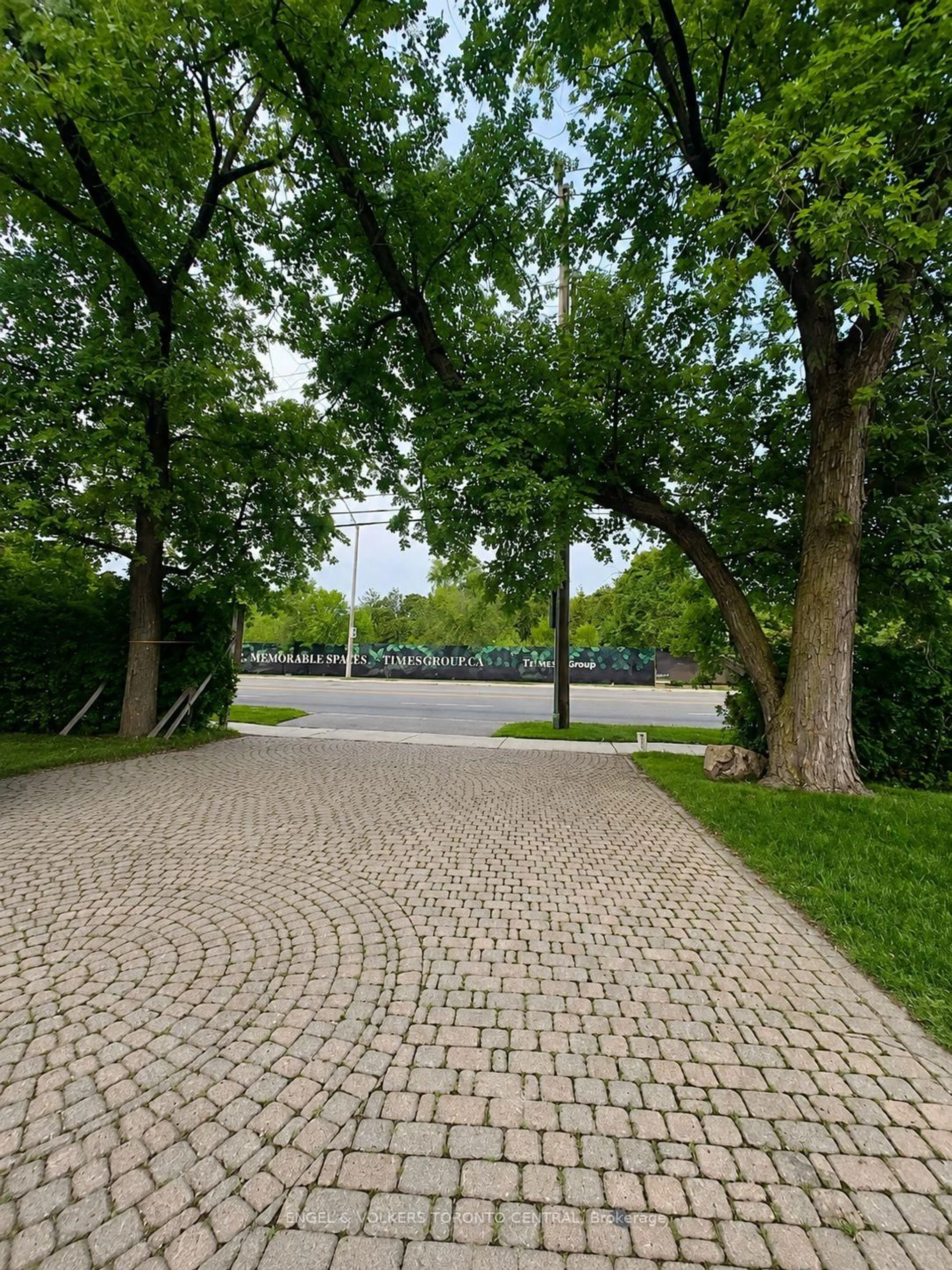 Patio, street for 2424 Bayview Ave, Toronto Ontario M2L 1A3