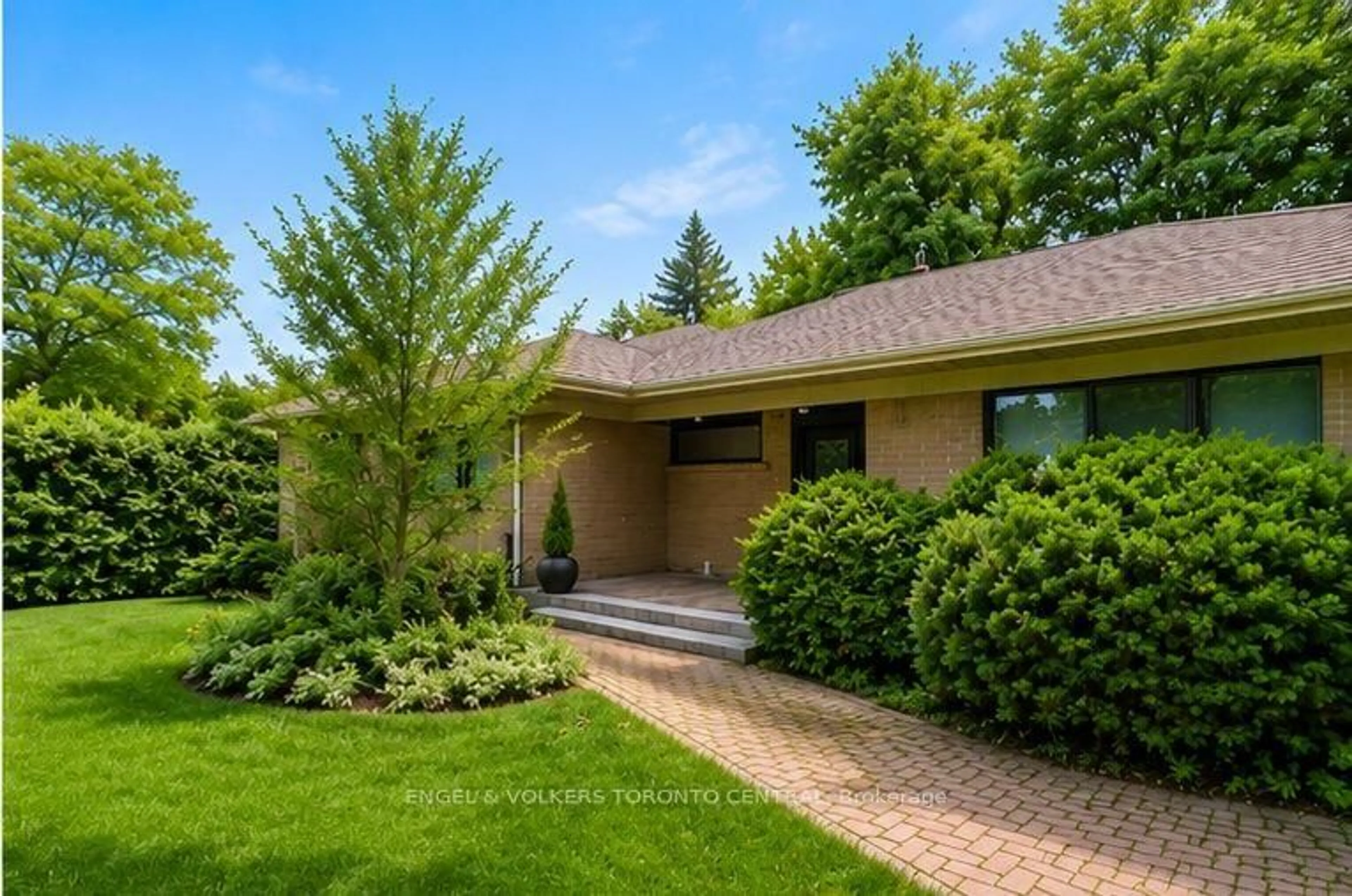Home with brick exterior material, street for 2424 Bayview Ave, Toronto Ontario M2L 1A3