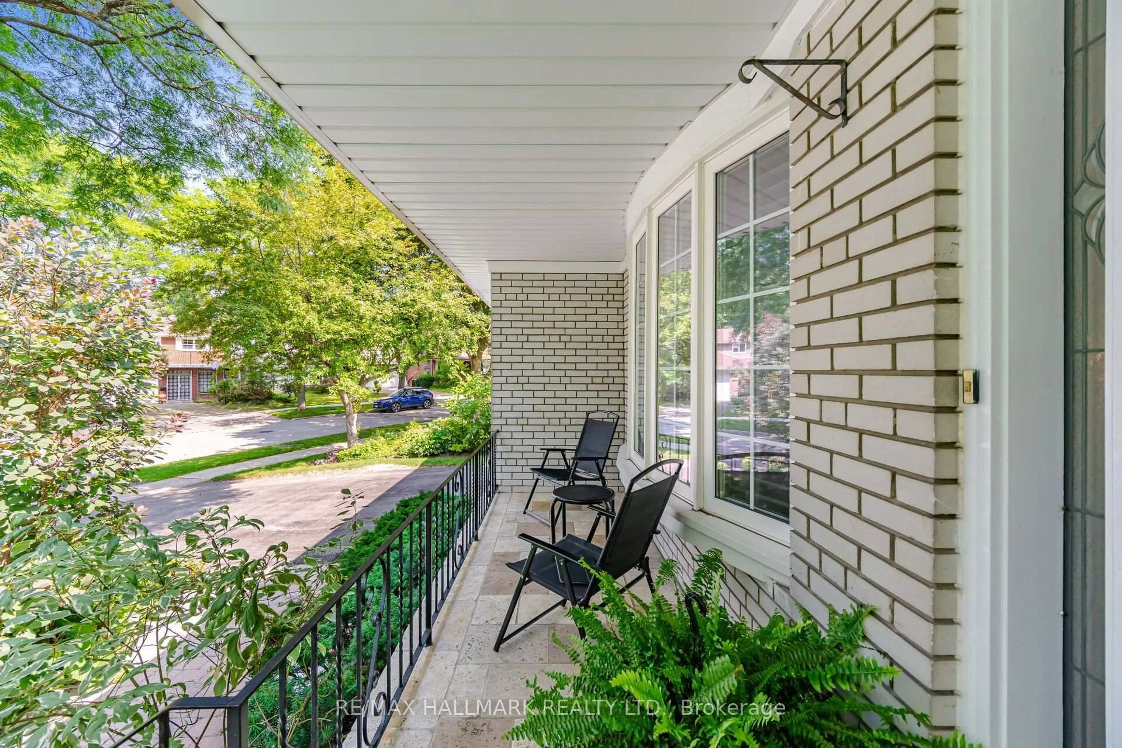 Patio, street for 17 Wellesbourne Cres, Toronto Ontario M2H 1Y6