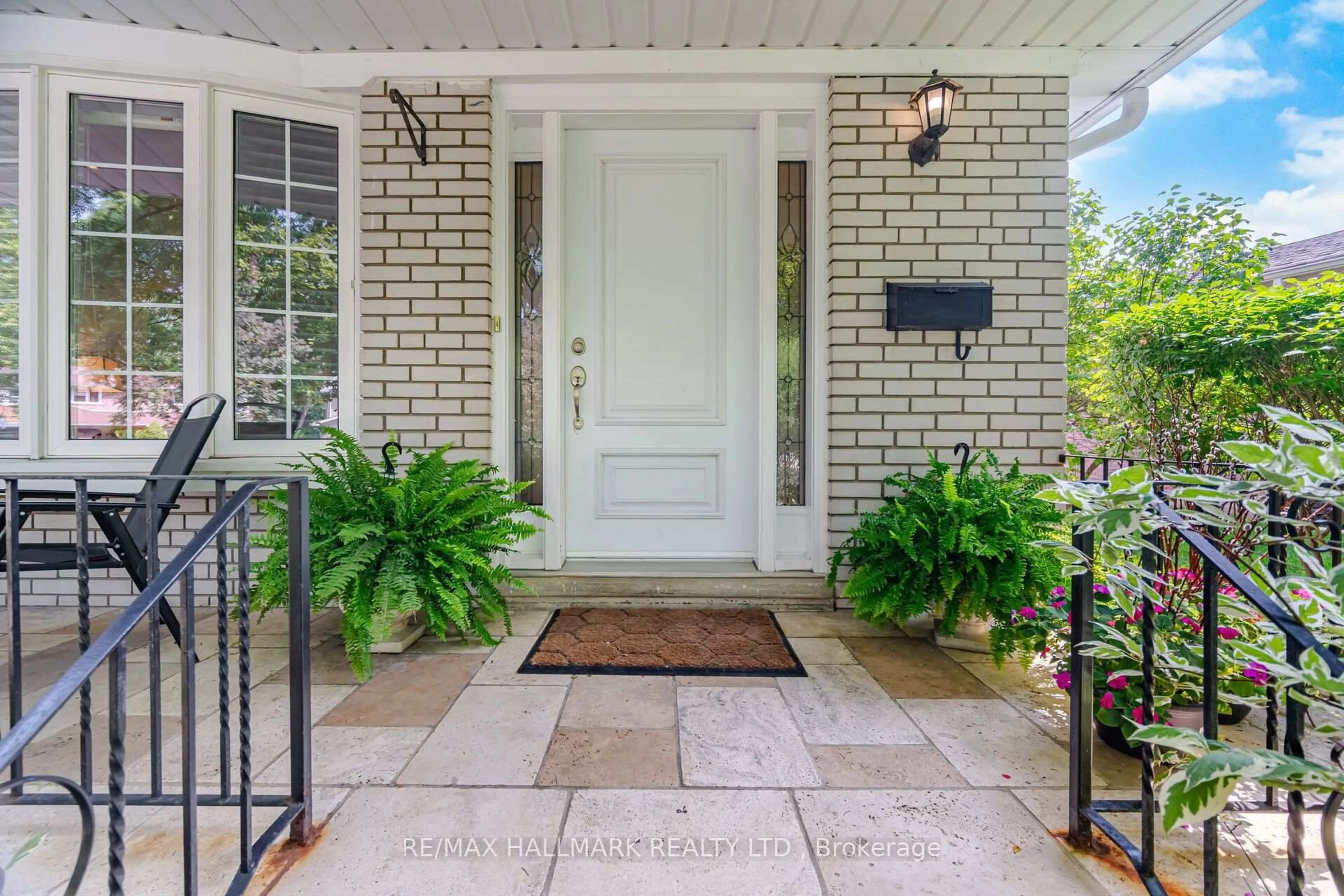 Indoor entryway for 17 Wellesbourne Cres, Toronto Ontario M2H 1Y6