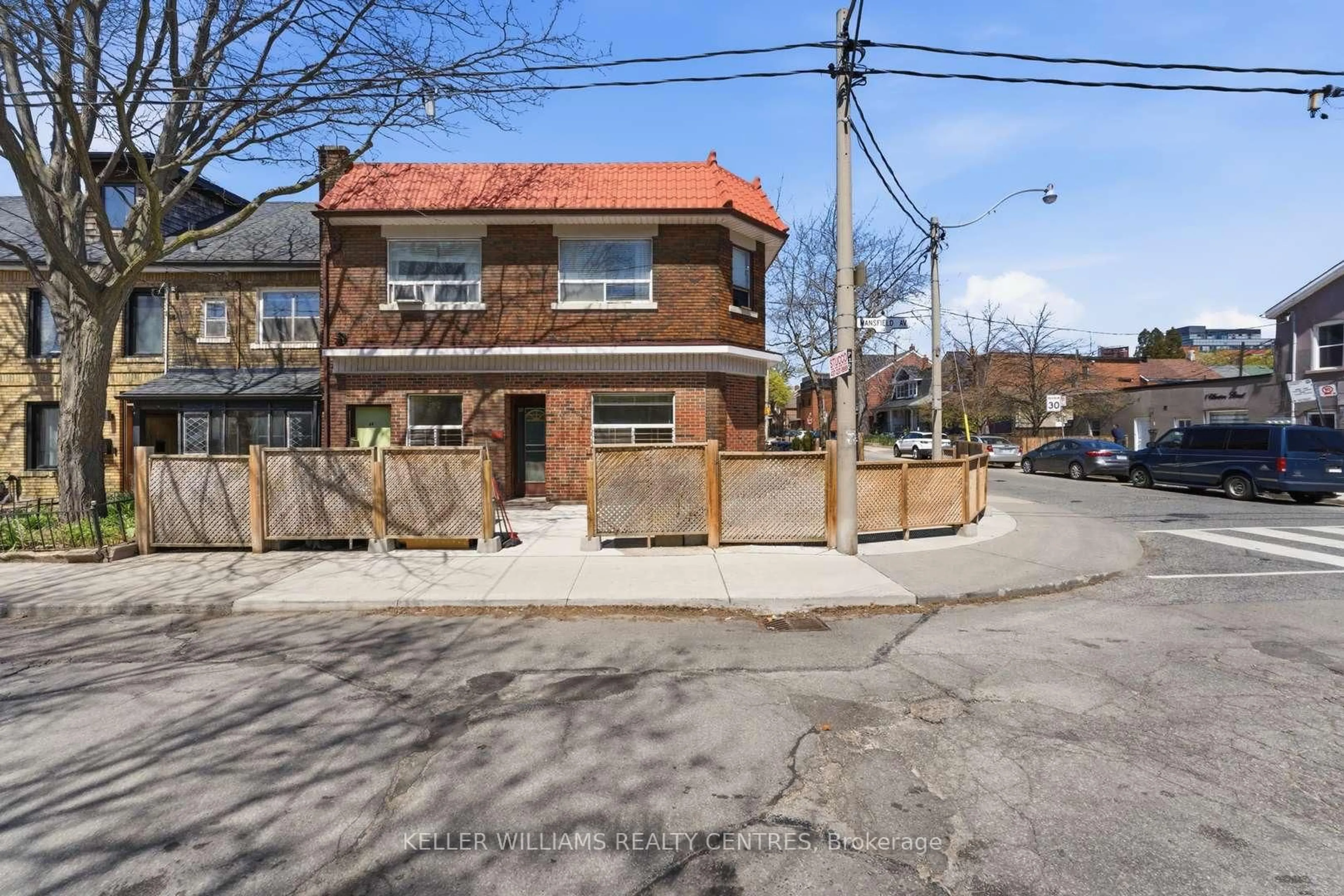 A pic from outside/outdoor area/front of a property/back of a property/a pic from drone, street for 42 Mansfield Ave, Toronto Ontario M6J 2B2
